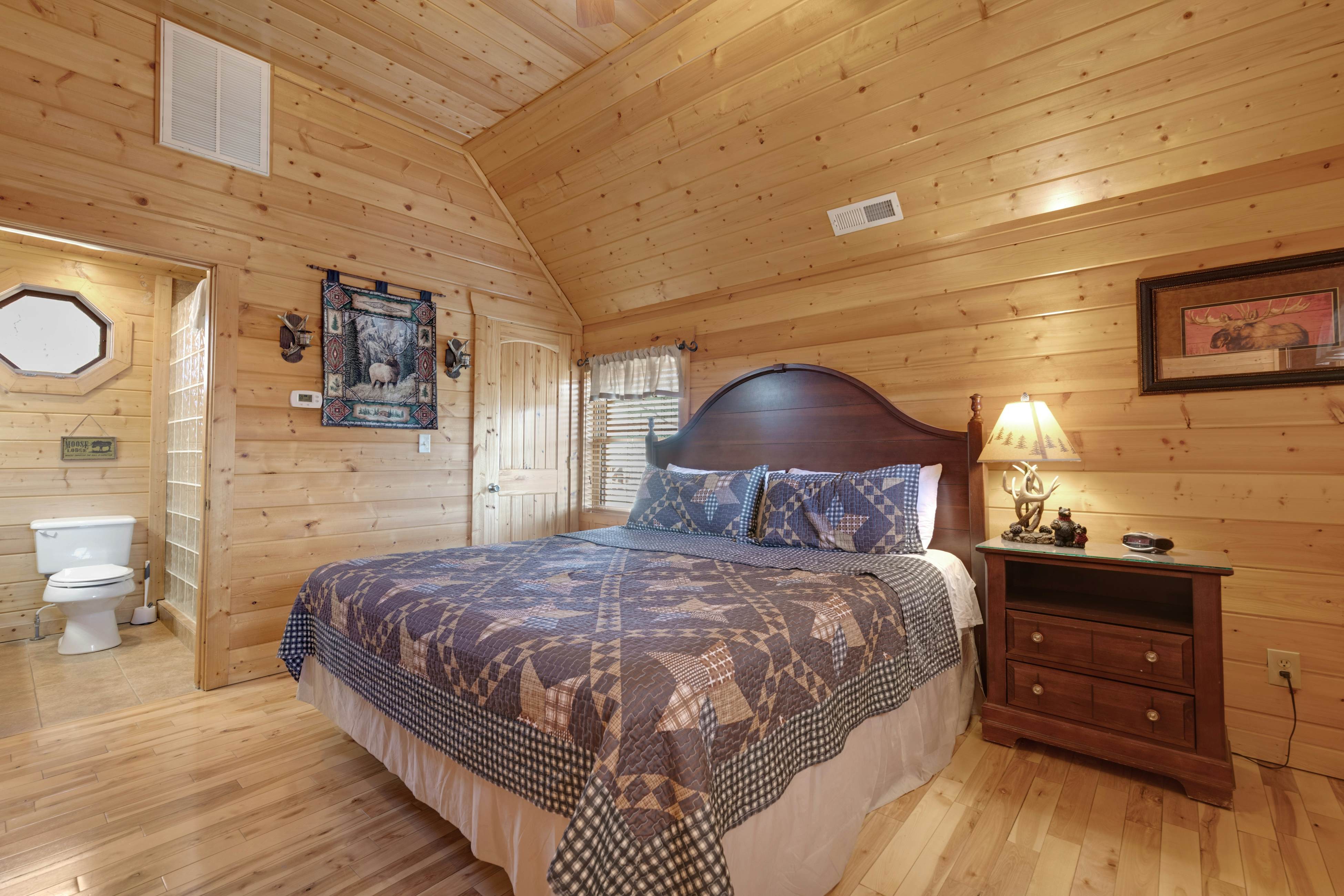 Family Friendly Cabin, Sleeps 8, Pool Table, Hot Tub