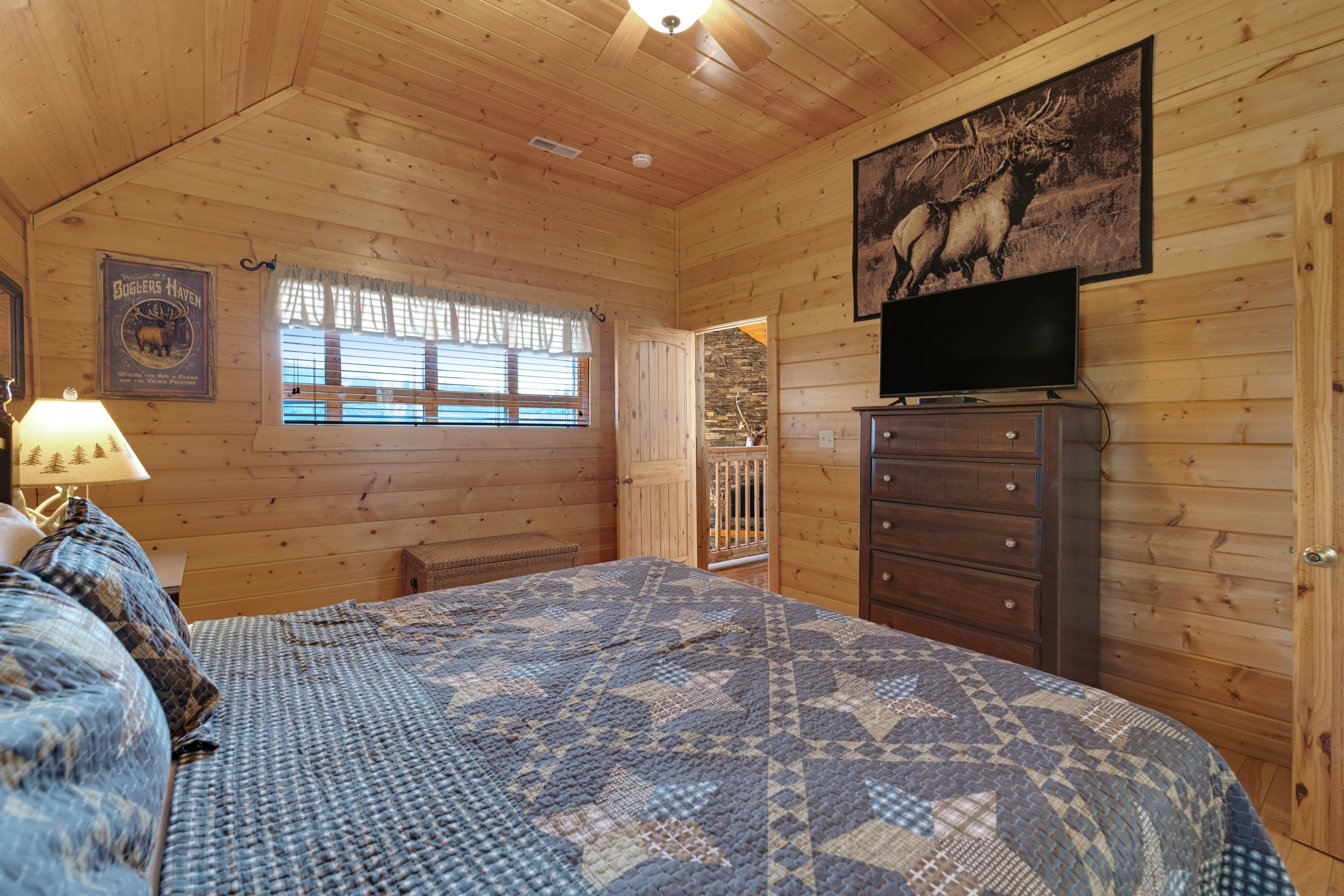 Family Friendly Cabin, Sleeps 8, Pool Table, Hot Tub