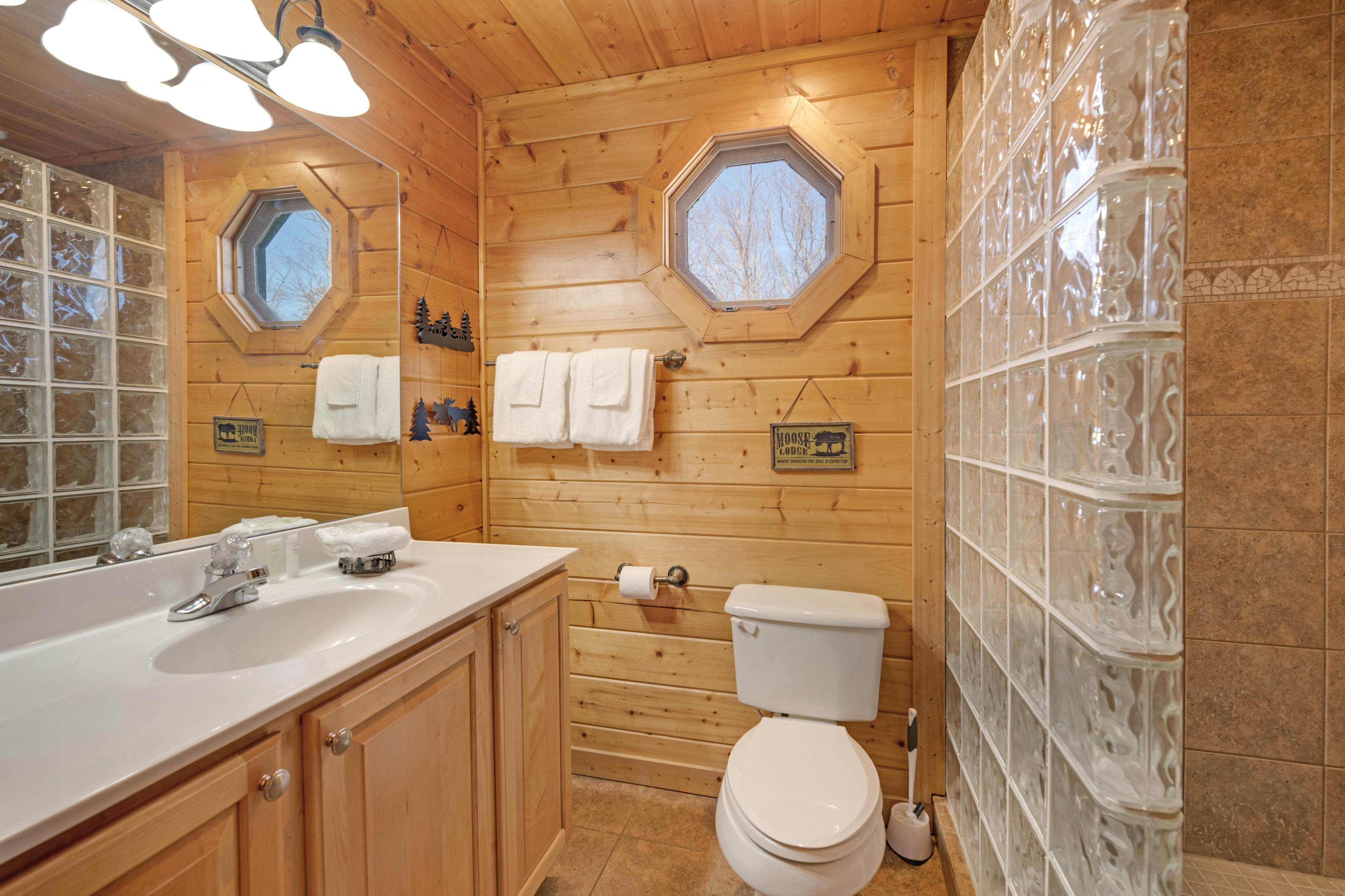 Family Friendly Cabin, Sleeps 8, Pool Table, Hot Tub