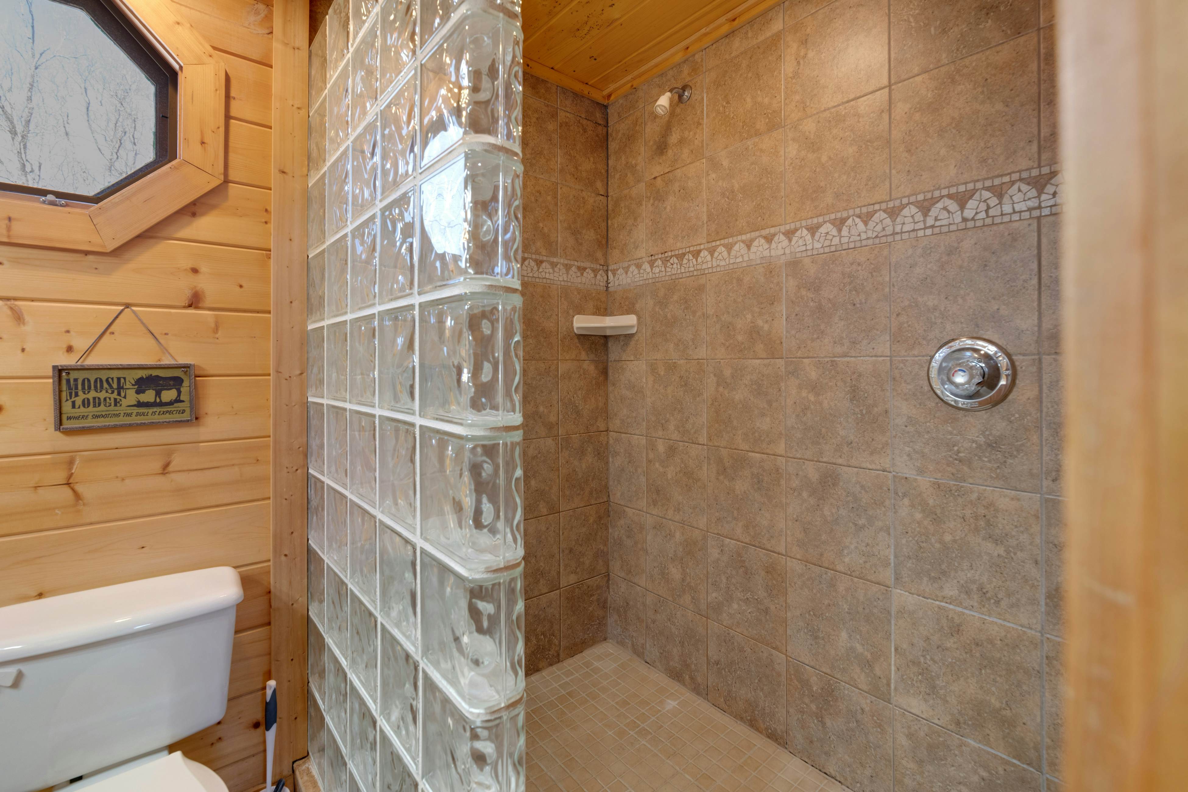 Family Friendly Cabin, Sleeps 8, Pool Table, Hot Tub