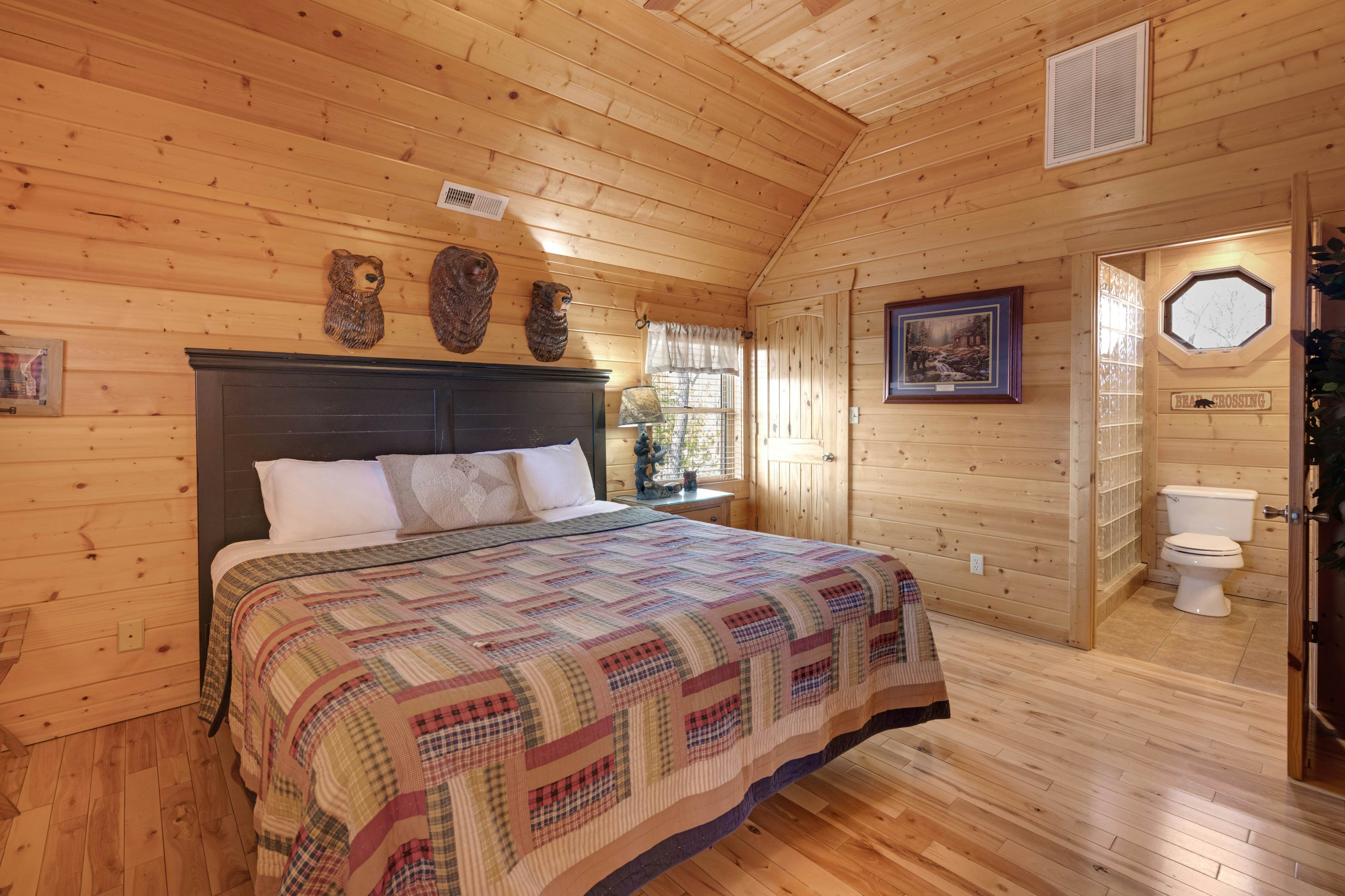 Family Friendly Cabin, Sleeps 8, Pool Table, Hot Tub