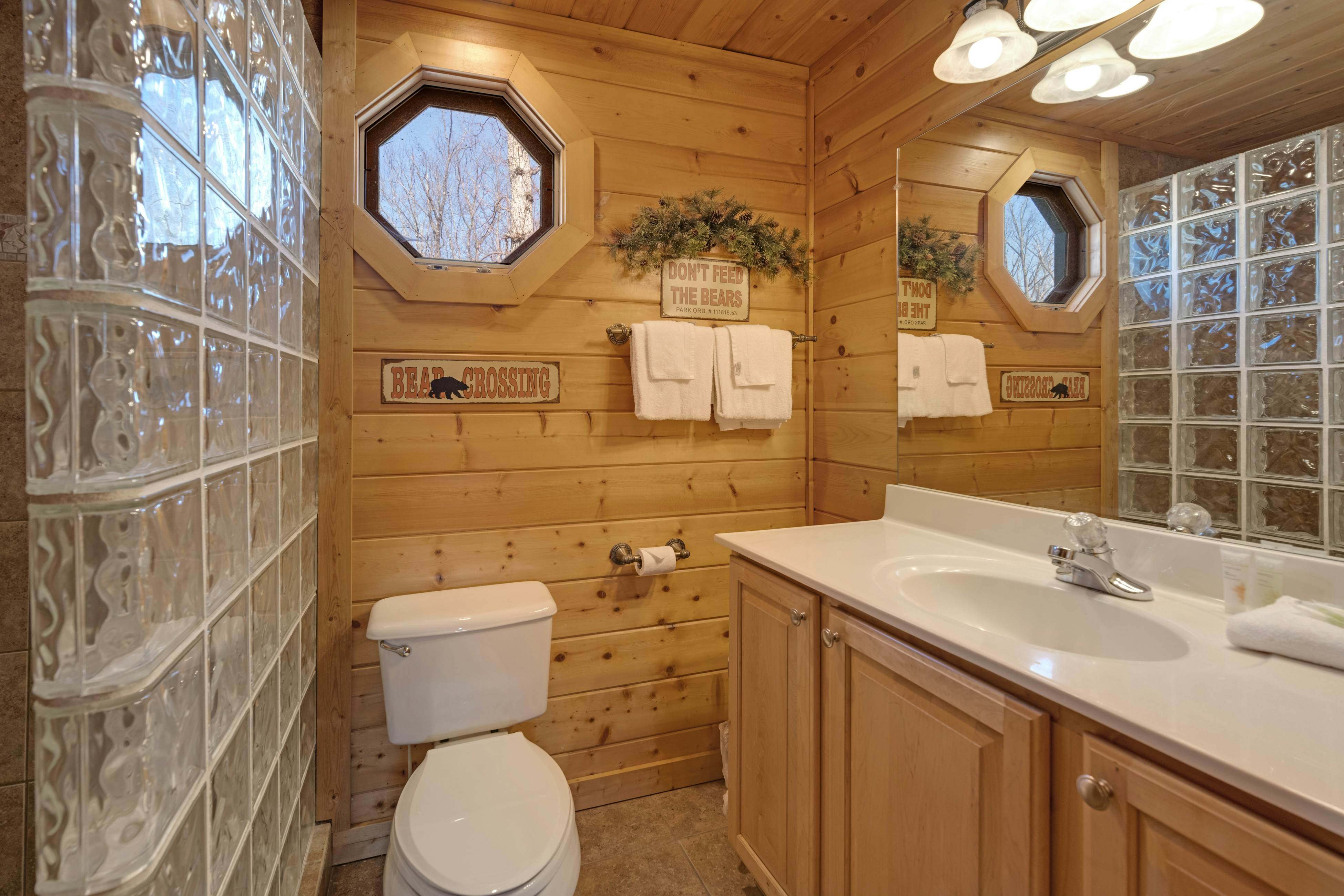 Family Friendly Cabin, Sleeps 8, Pool Table, Hot Tub