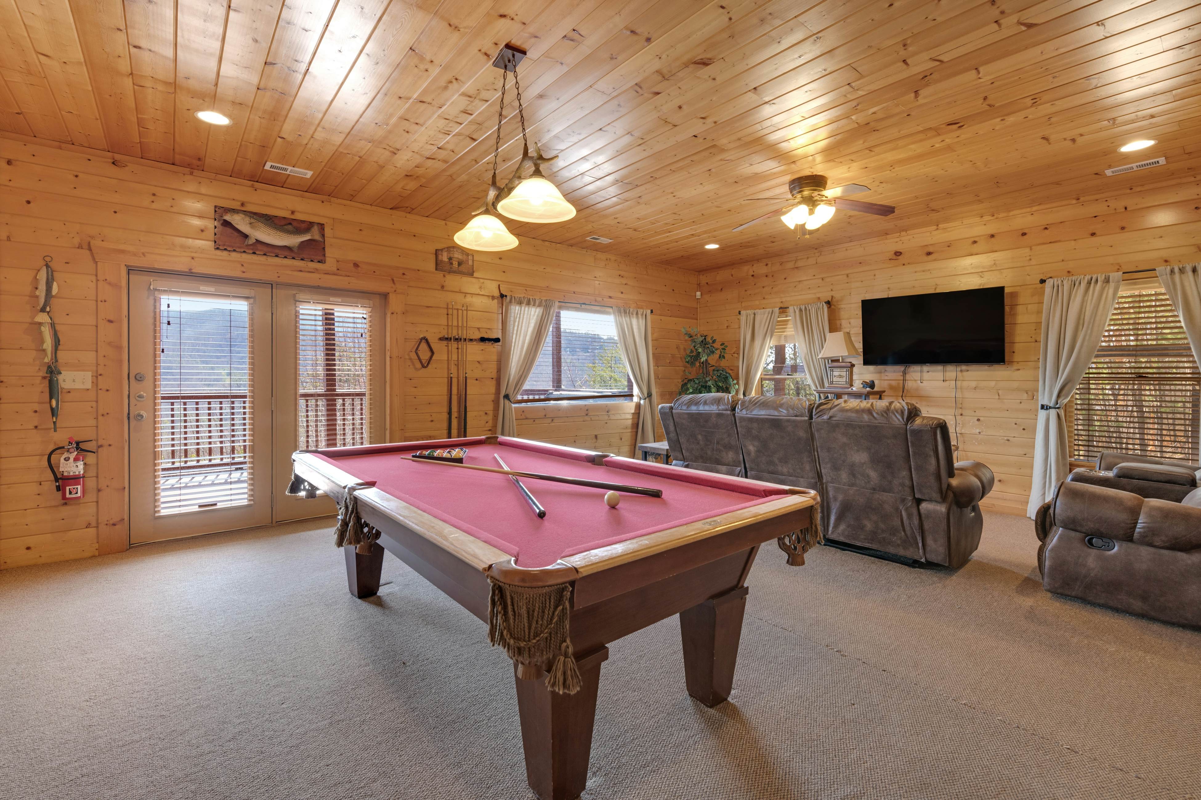 Family Friendly Cabin, Sleeps 8, Pool Table, Hot Tub