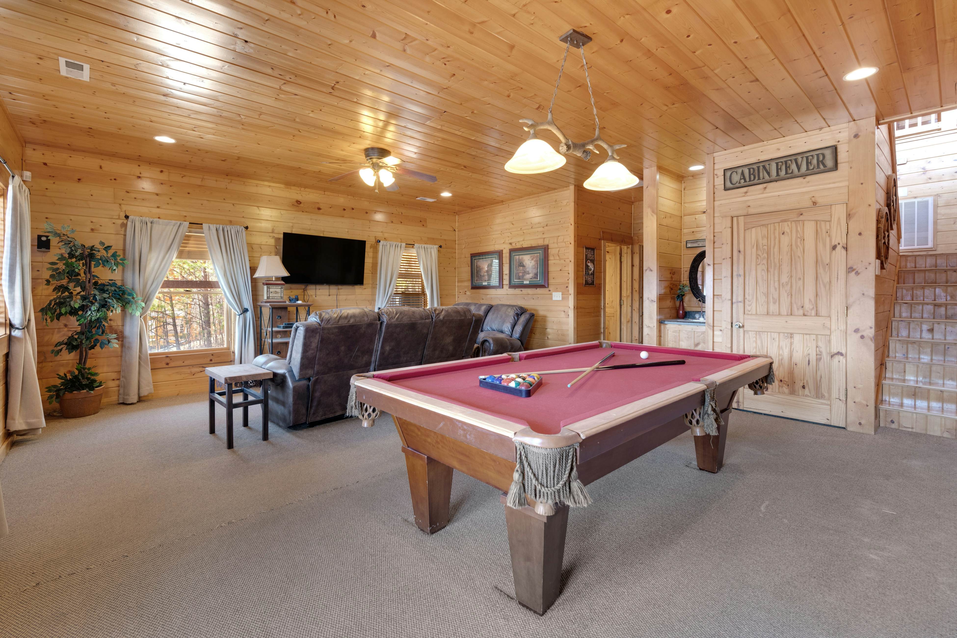 Family Friendly Cabin, Sleeps 8, Pool Table, Hot Tub