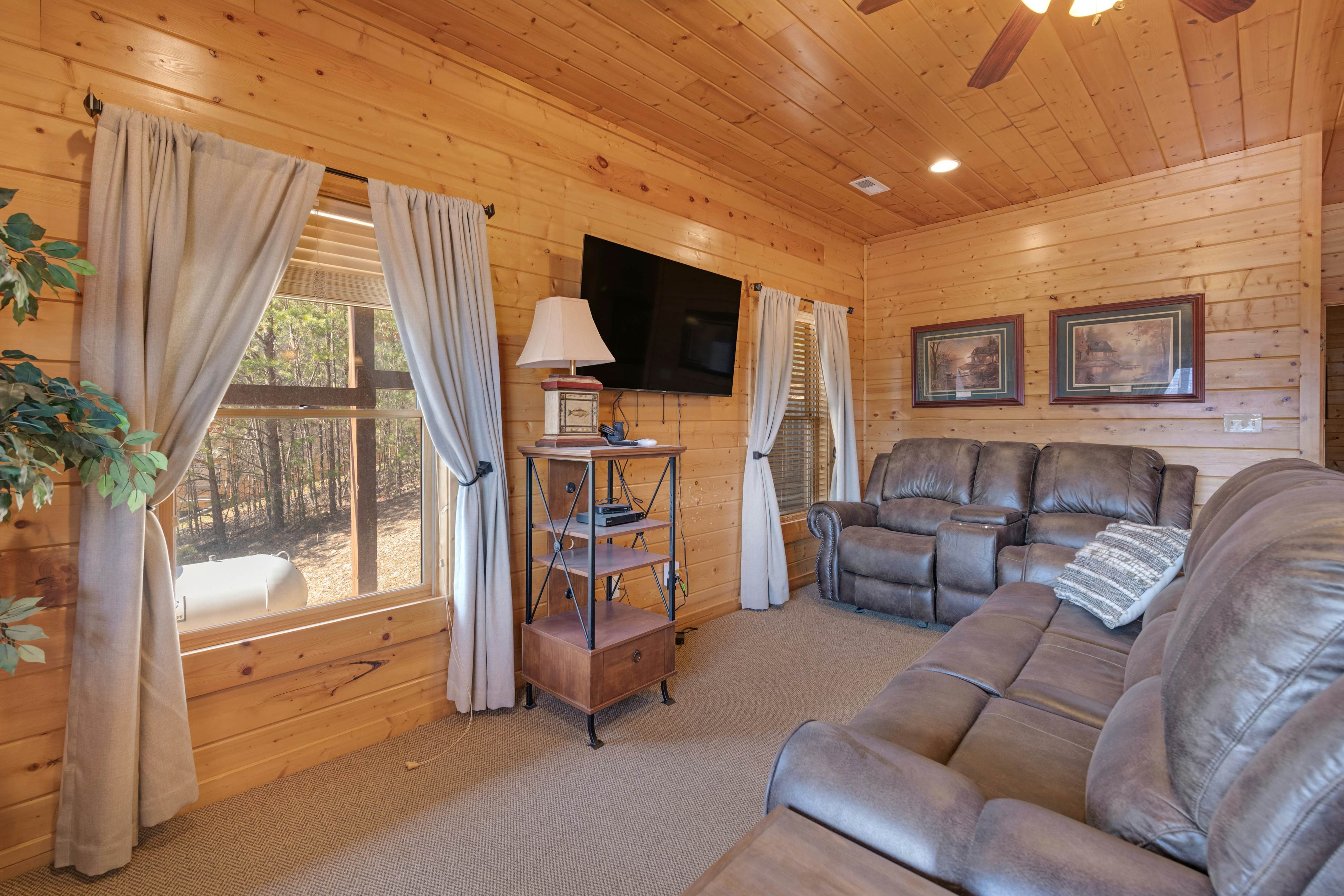 Family Friendly Cabin, Sleeps 8, Pool Table, Hot Tub