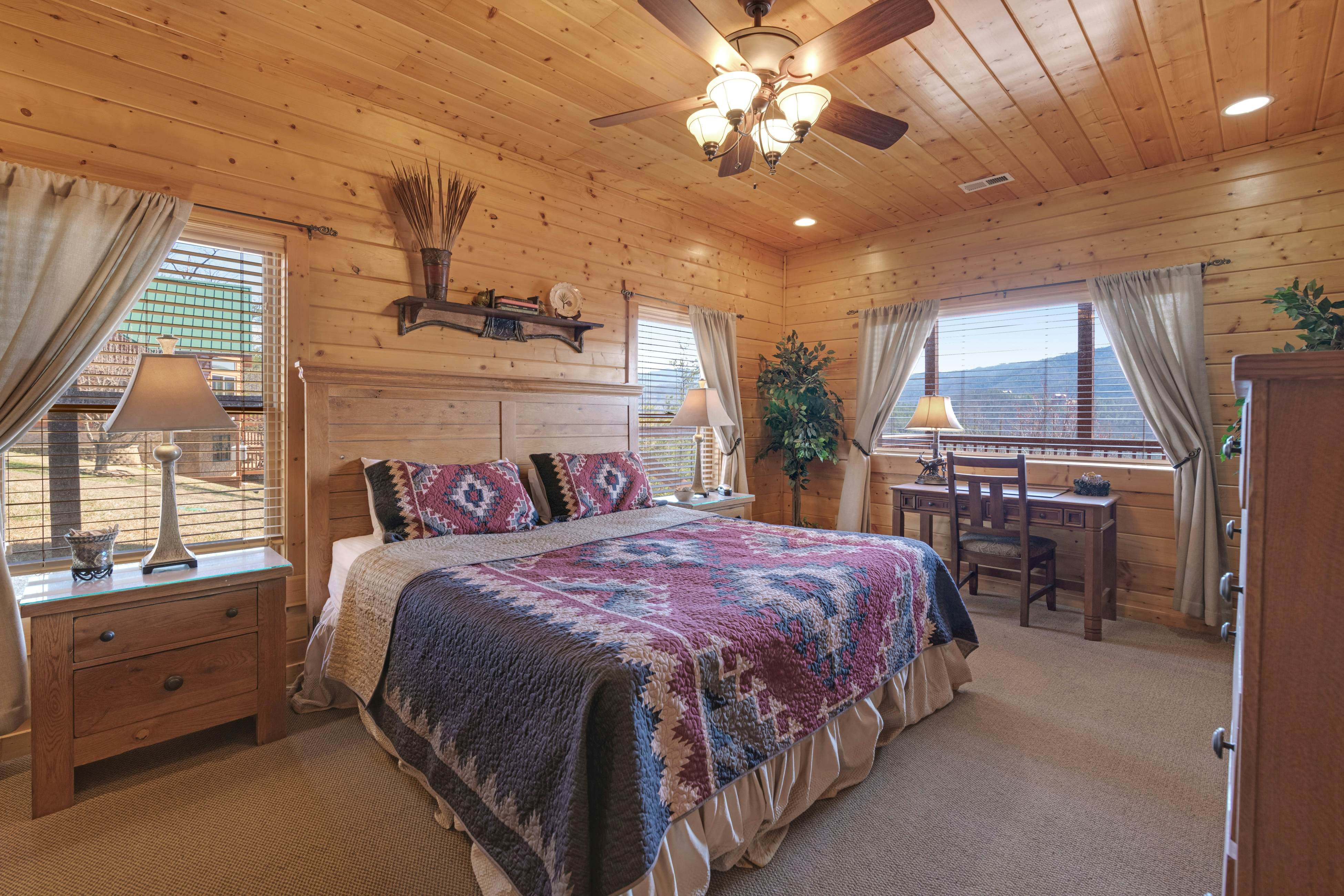 Family Friendly Cabin, Sleeps 8, Pool Table, Hot Tub