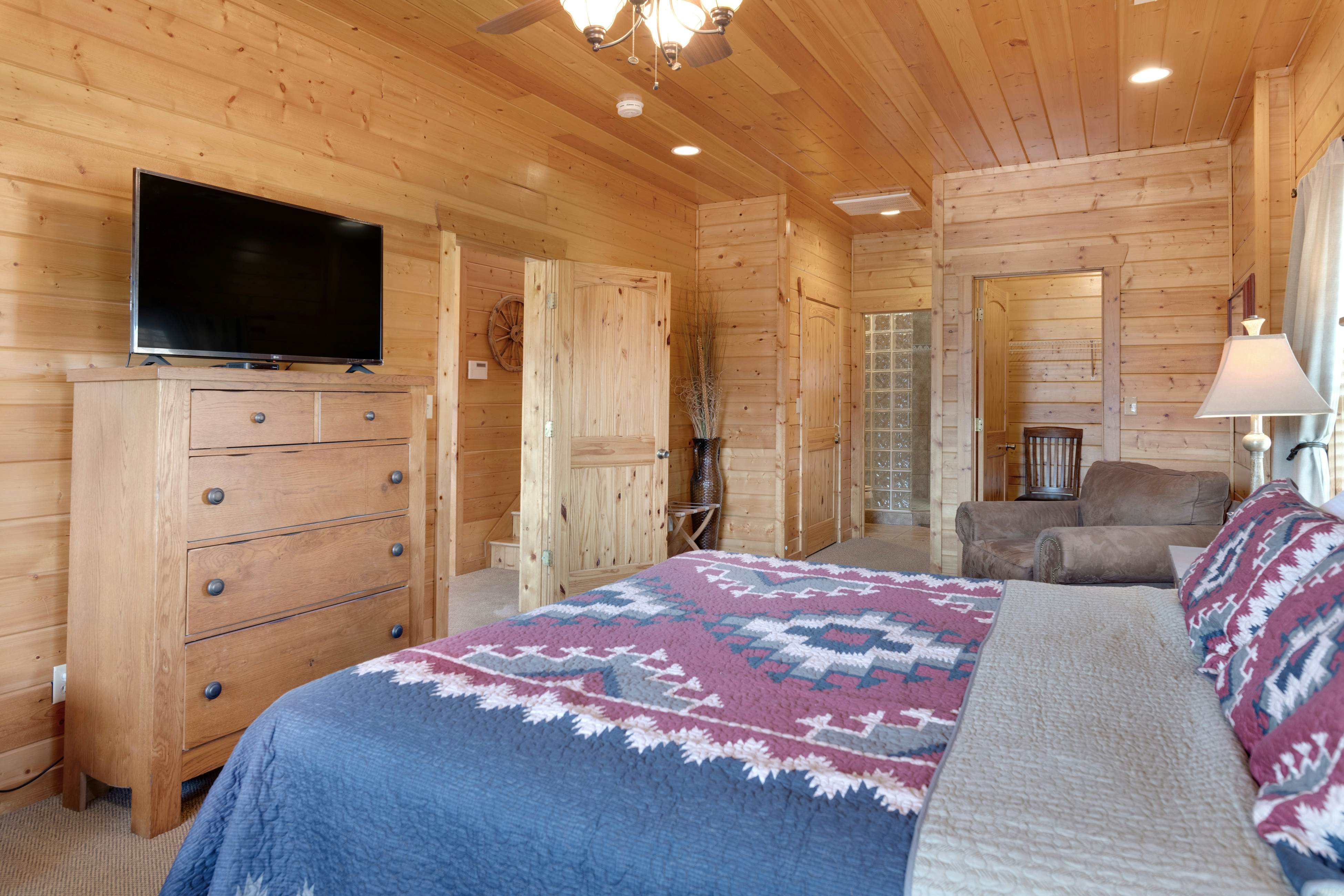 Family Friendly Cabin, Sleeps 8, Pool Table, Hot Tub