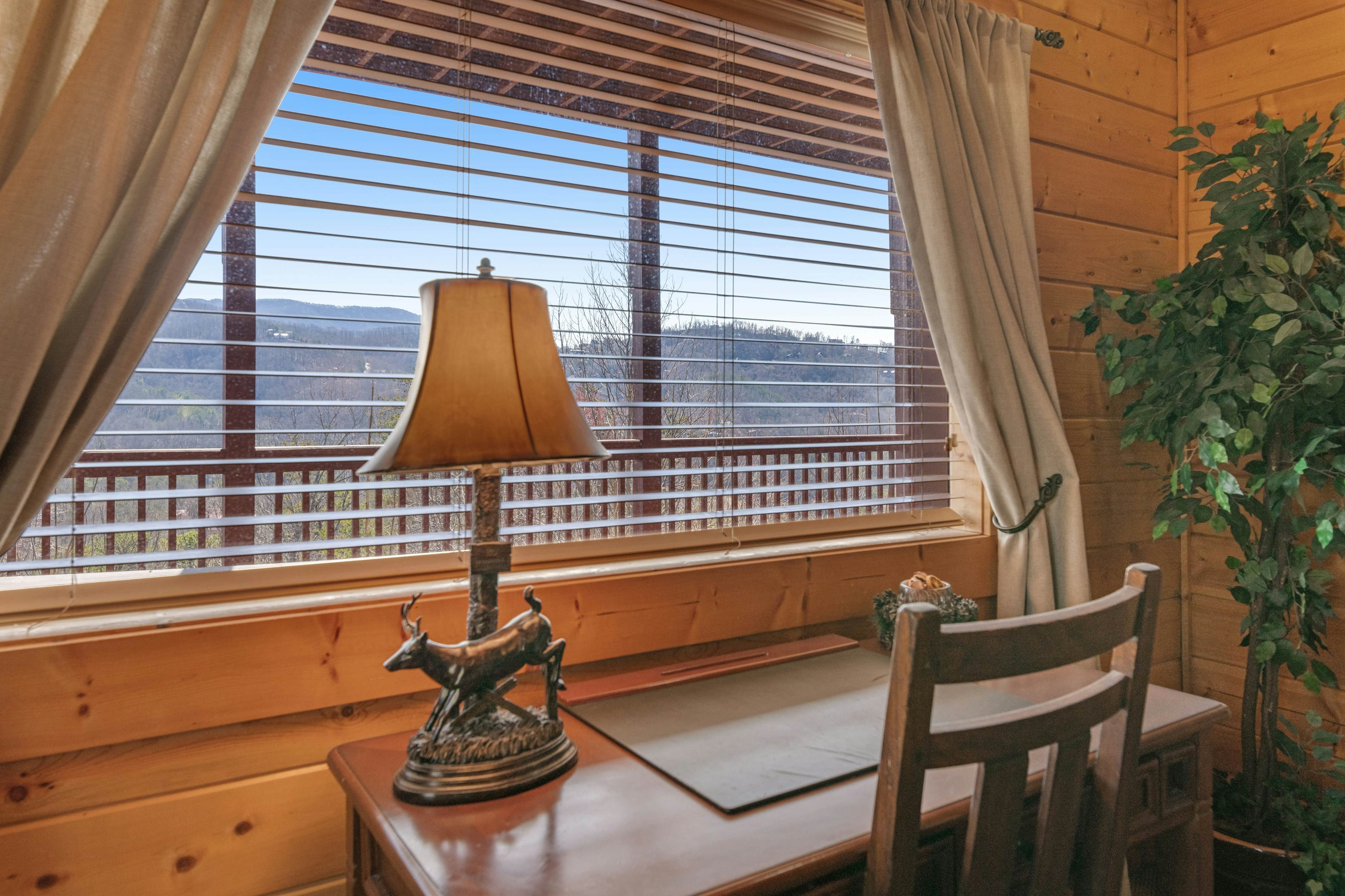 Family Friendly Cabin, Sleeps 8, Pool Table, Hot Tub