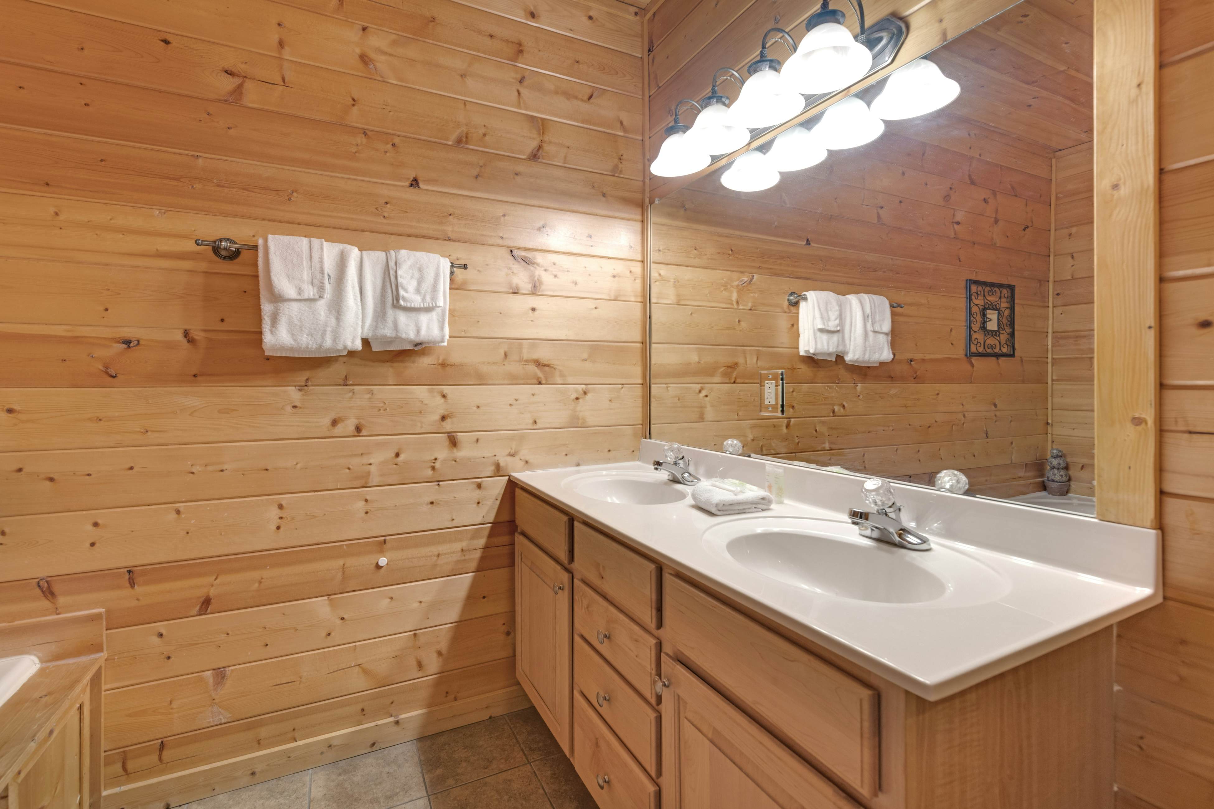 Family Friendly Cabin, Sleeps 8, Pool Table, Hot Tub