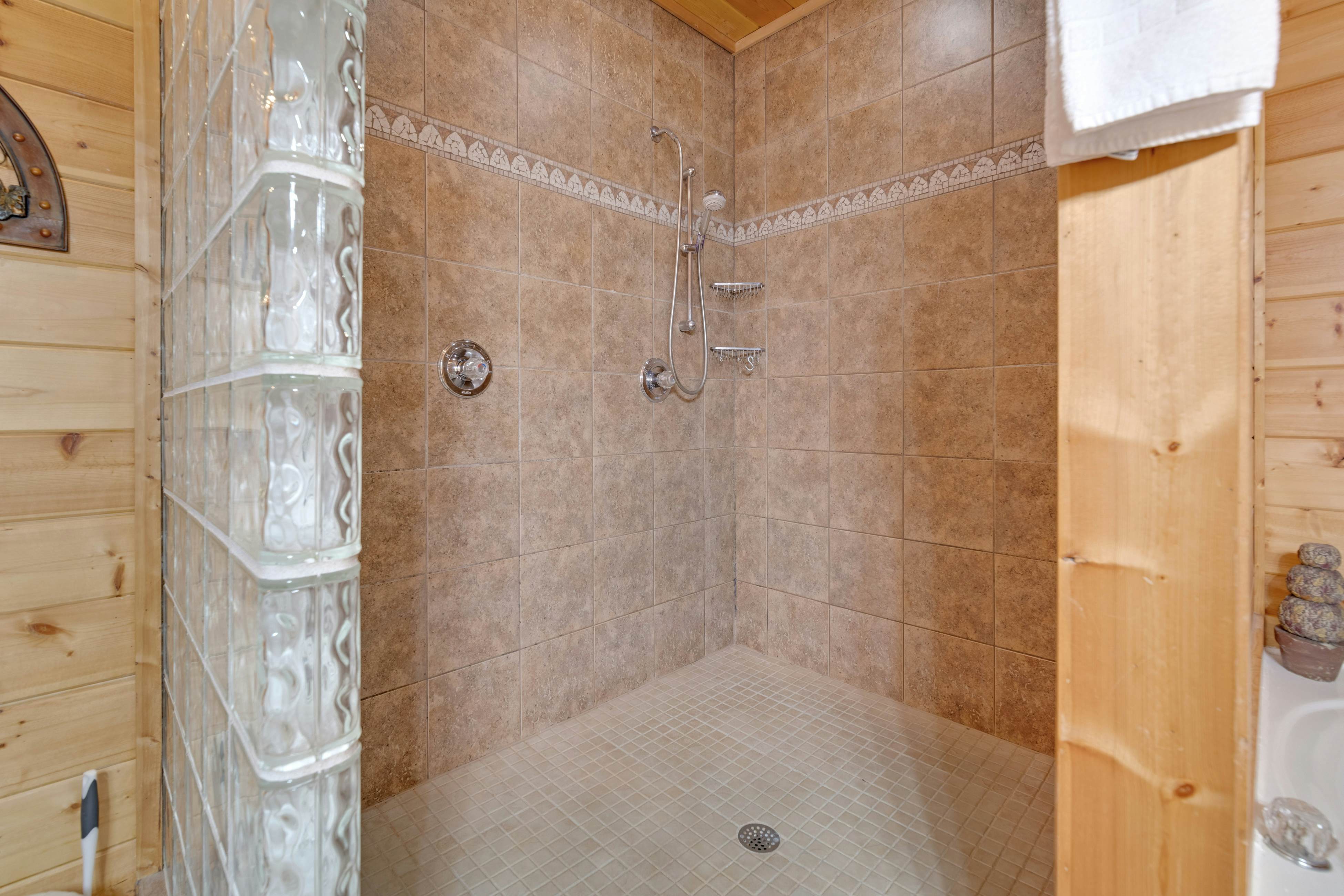 Family Friendly Cabin, Sleeps 8, Pool Table, Hot Tub