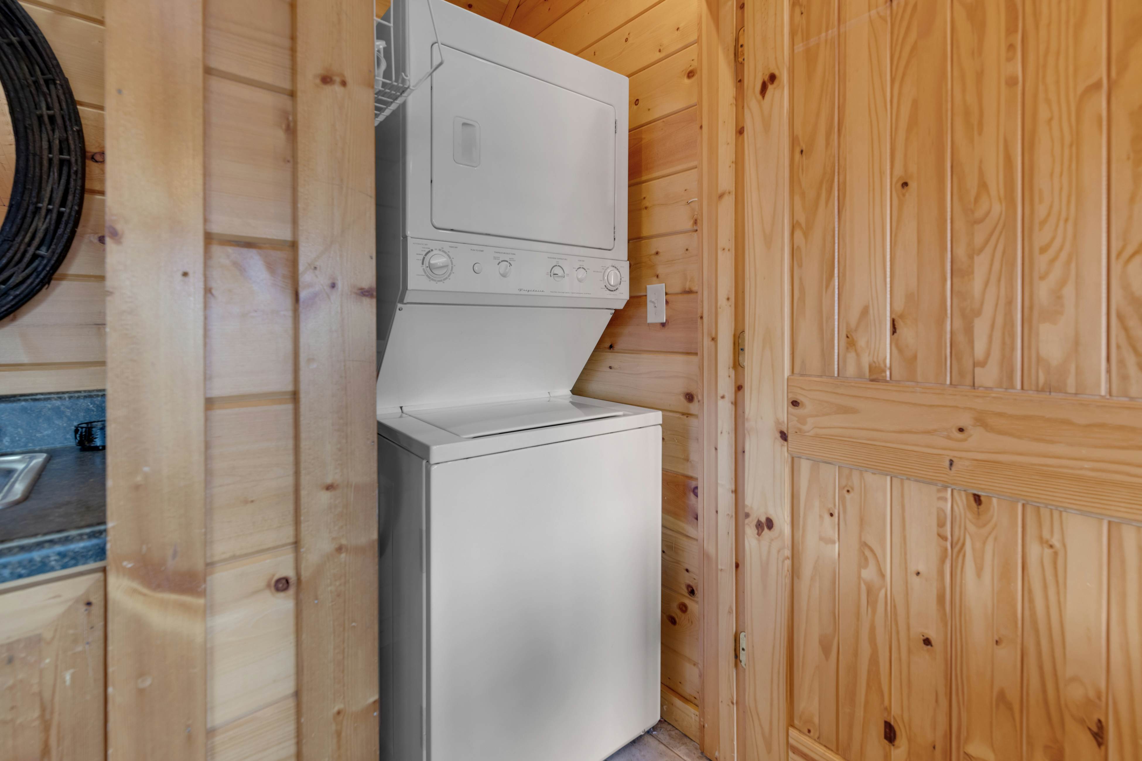 Family Friendly Cabin, Sleeps 8, Pool Table, Hot Tub