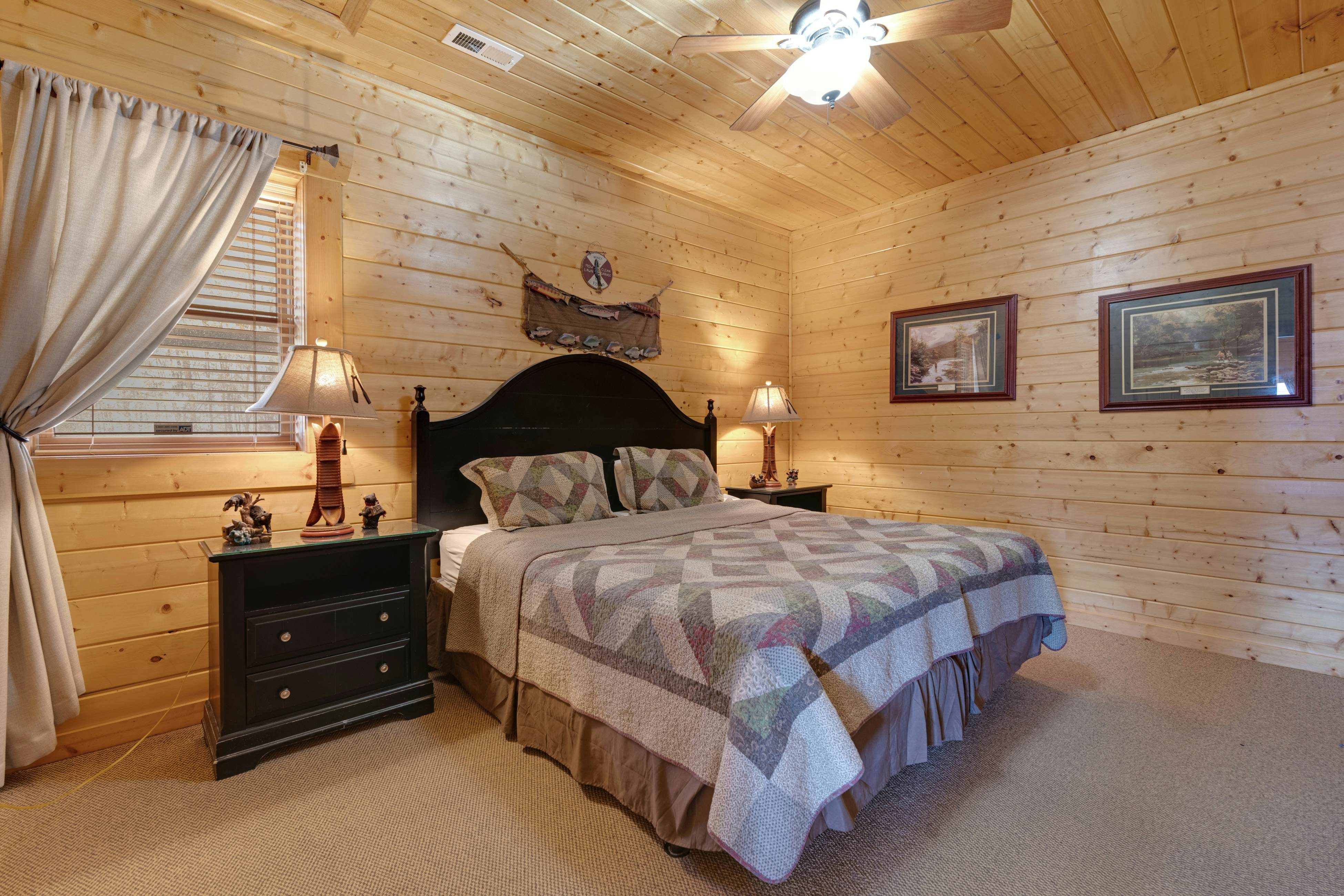 Family Friendly Cabin, Sleeps 8, Pool Table, Hot Tub