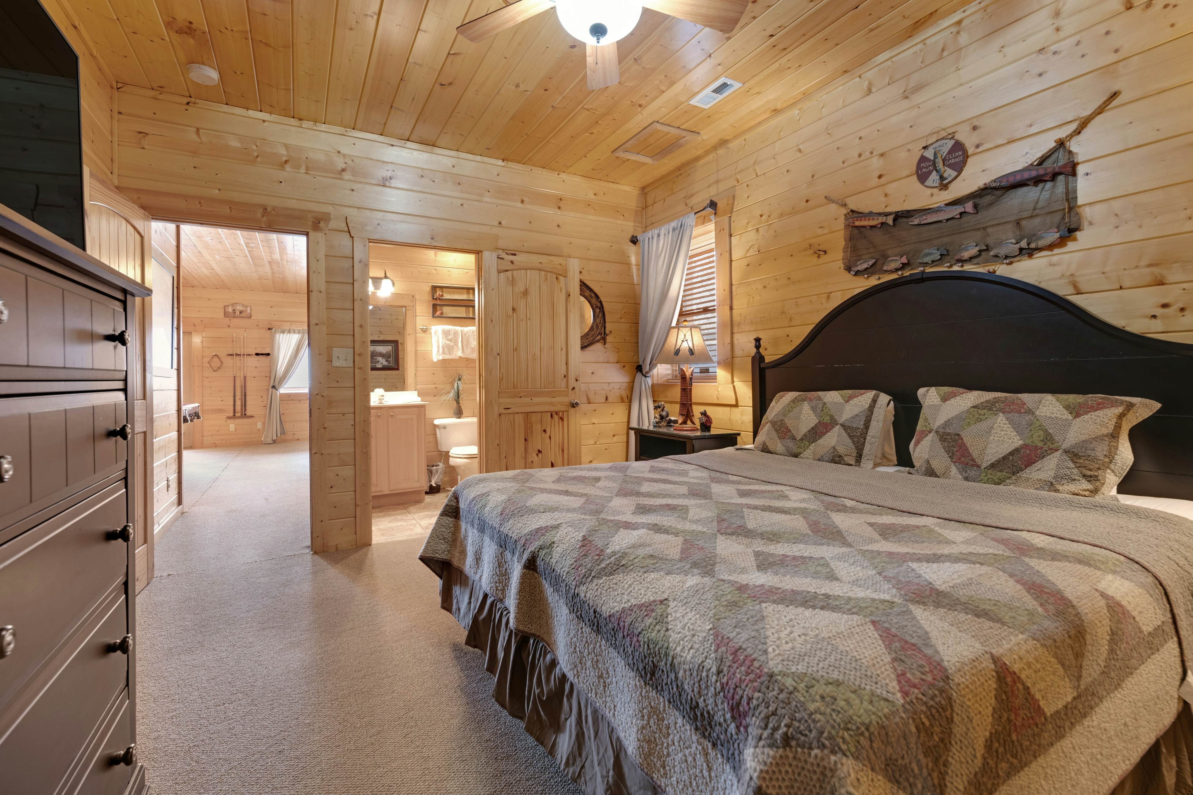Family Friendly Cabin, Sleeps 8, Pool Table, Hot Tub
