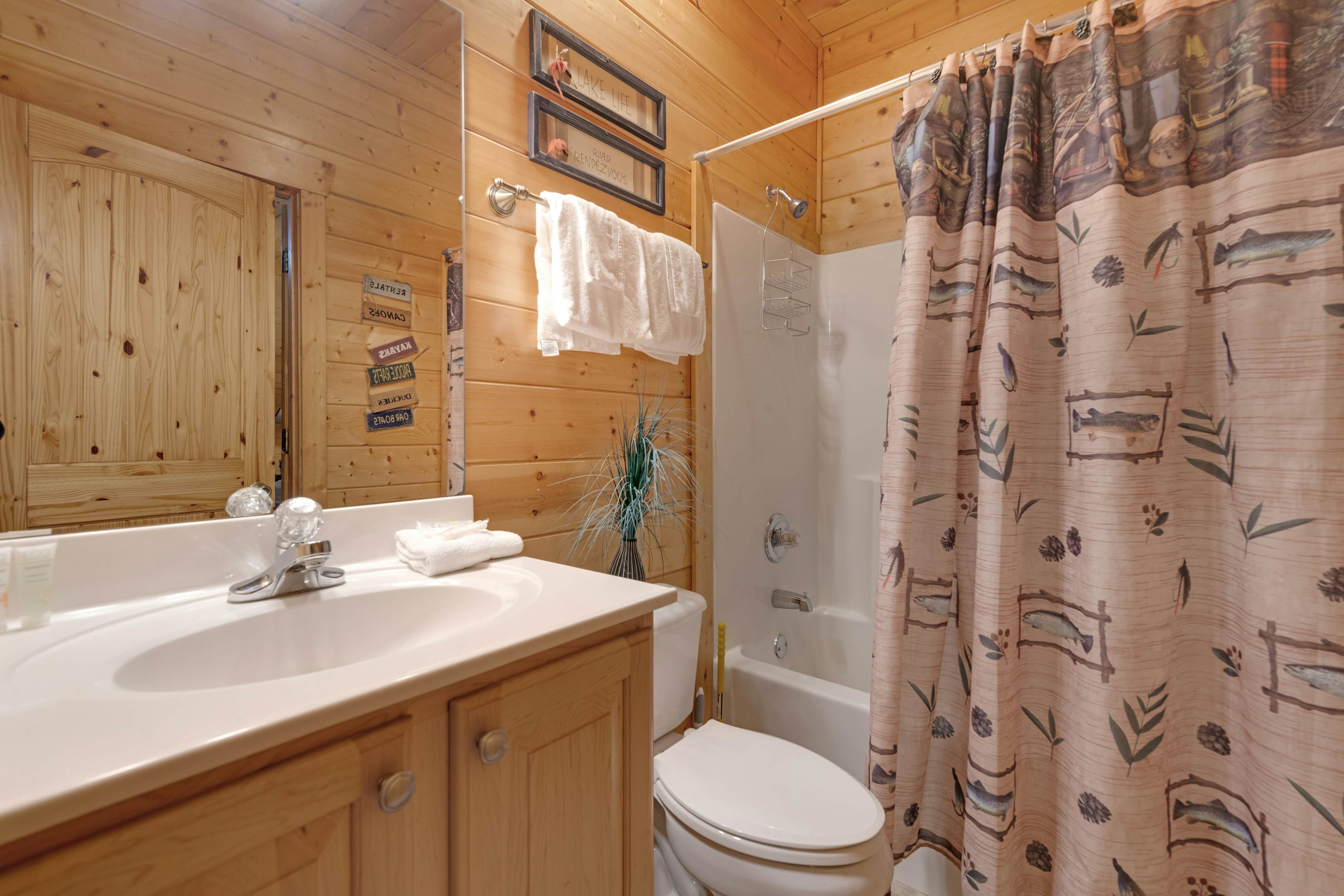 Family Friendly Cabin, Sleeps 8, Pool Table, Hot Tub