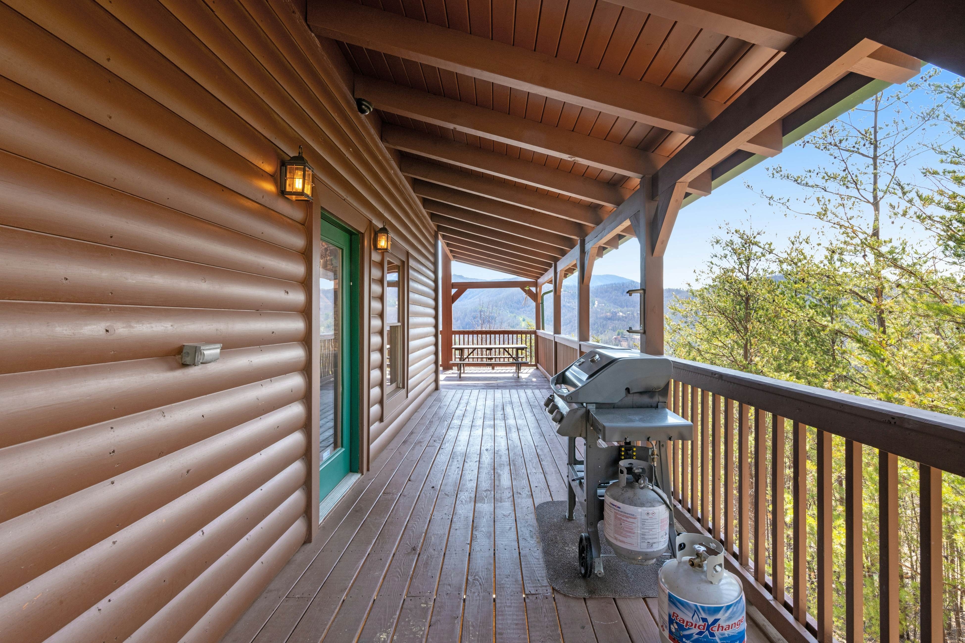 Family Friendly Cabin, Sleeps 8, Pool Table, Hot Tub