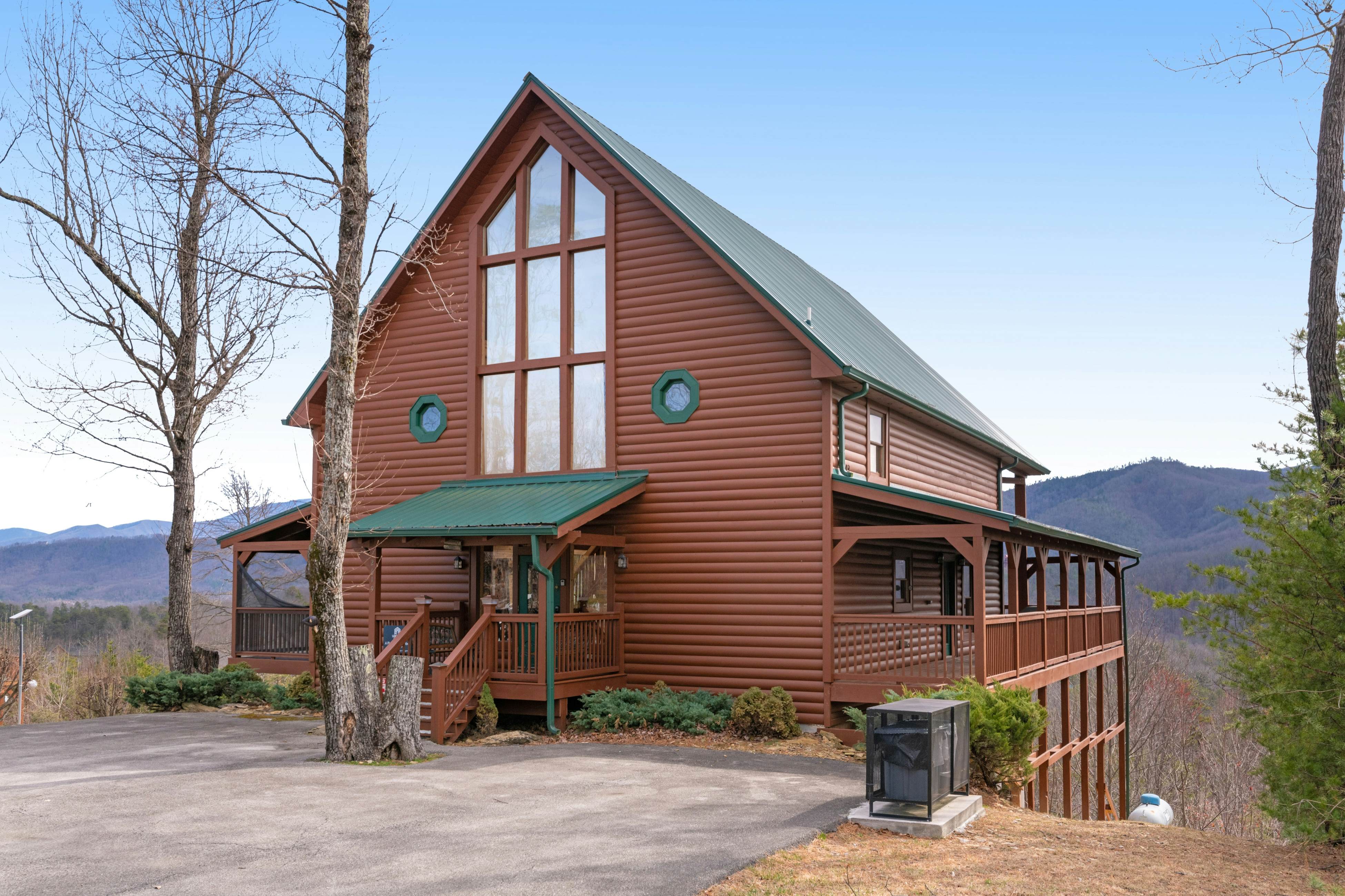 Family Friendly Cabin, Sleeps 8, Pool Table, Hot Tub