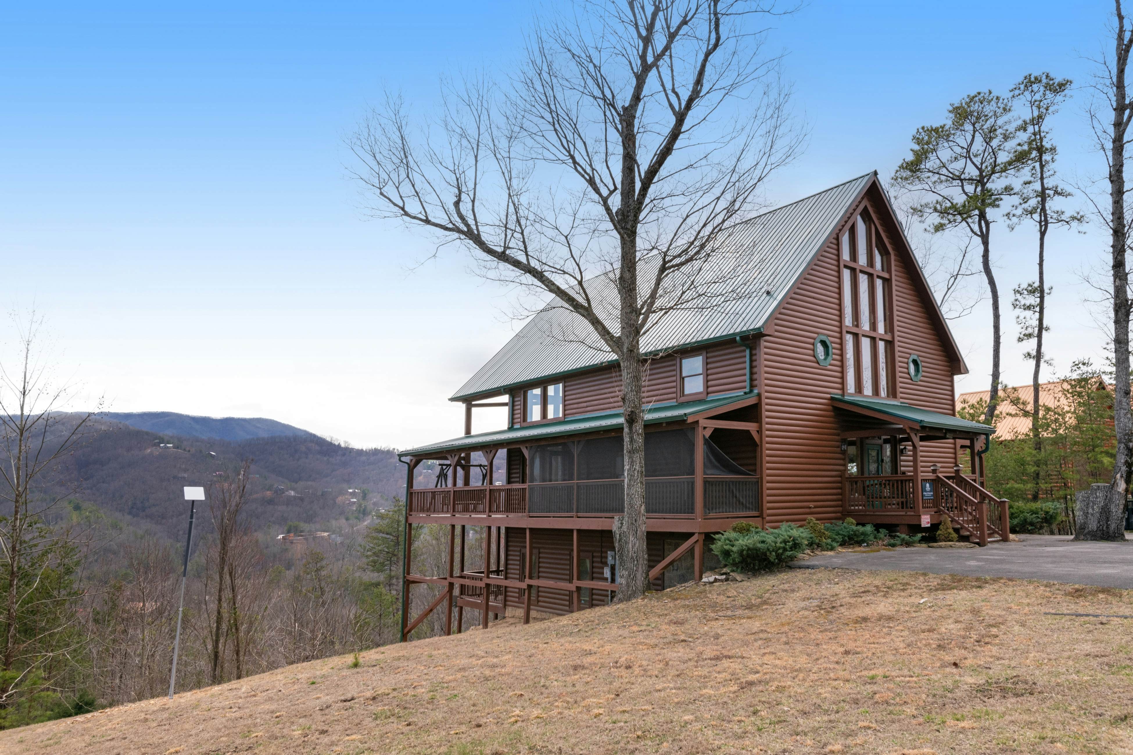 Family Friendly Cabin, Sleeps 8, Pool Table, Hot Tub