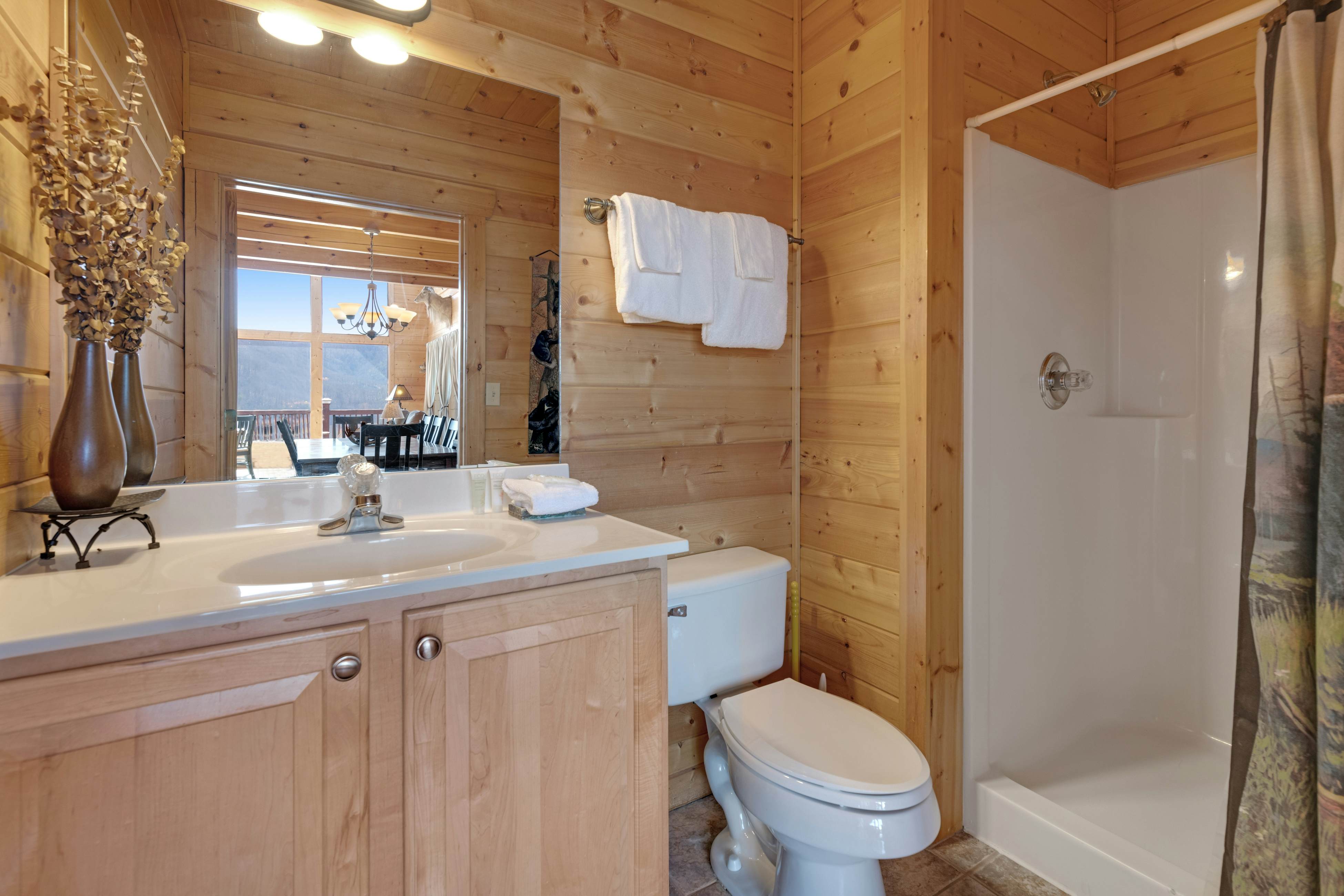 Family Friendly Cabin, Sleeps 8, Pool Table, Hot Tub