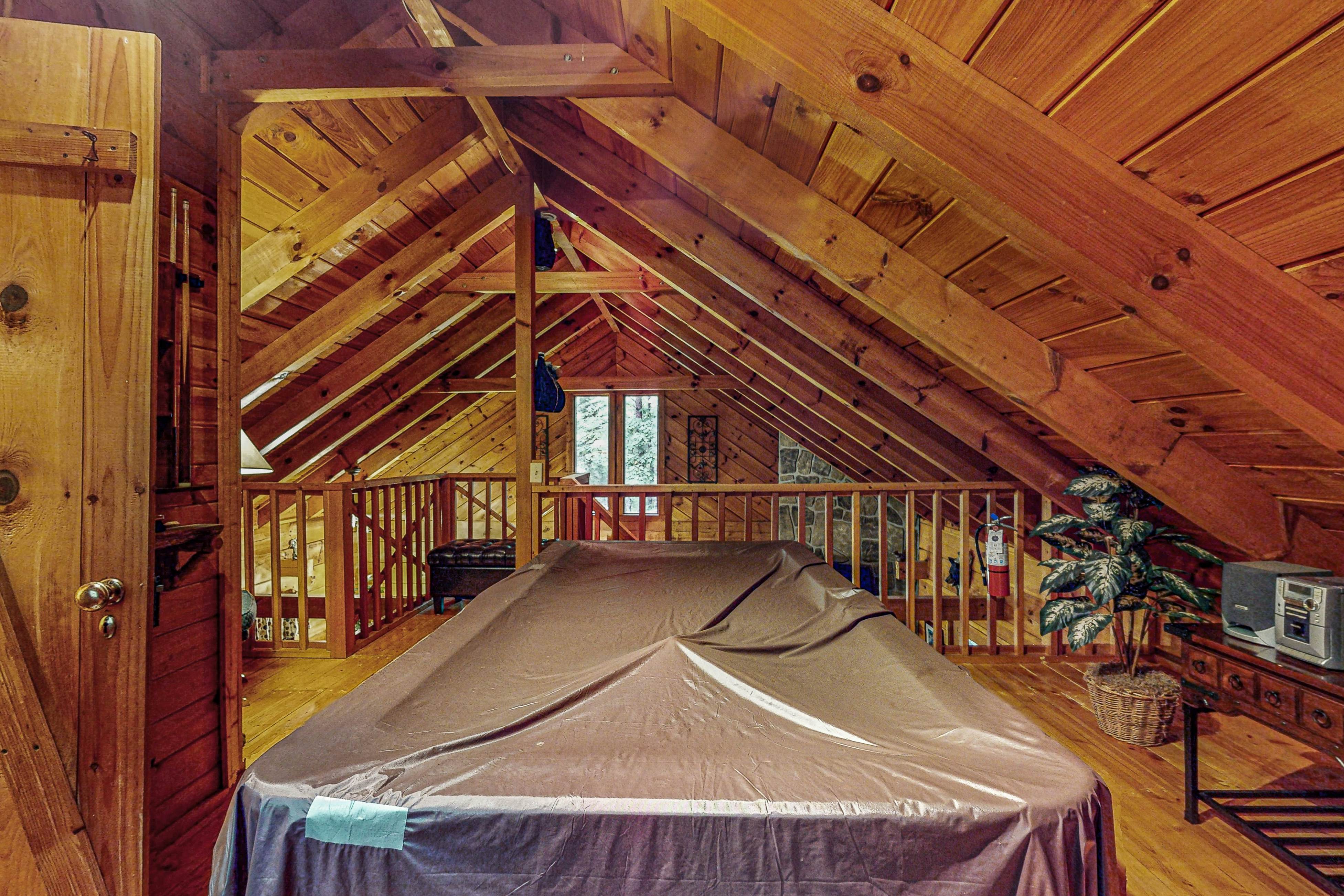 Smoky Mountain retreat with deck, hot tub, pool table, & free attraction tickets