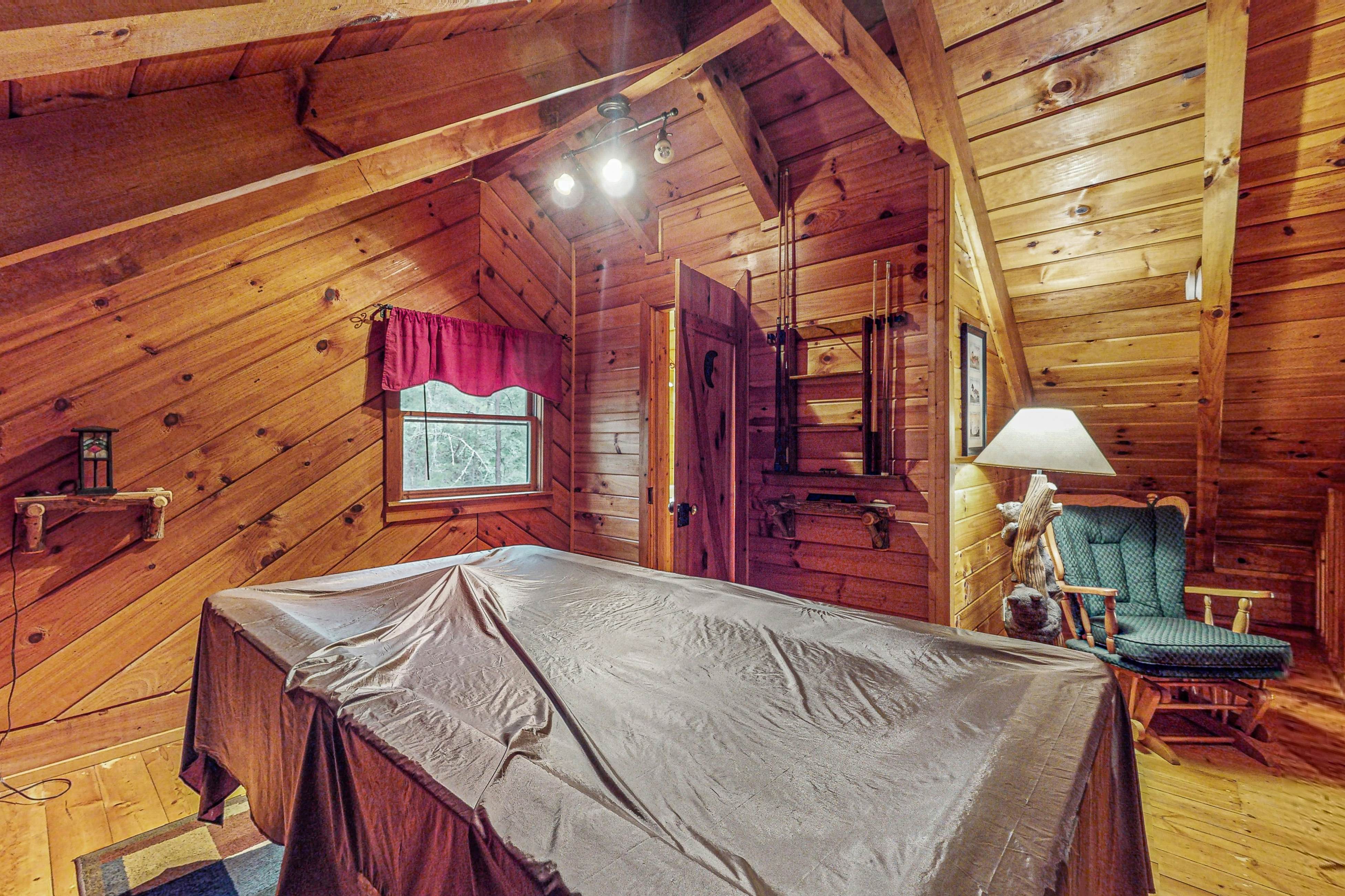 Smoky Mountain retreat with deck, hot tub, pool table, & free attraction tickets