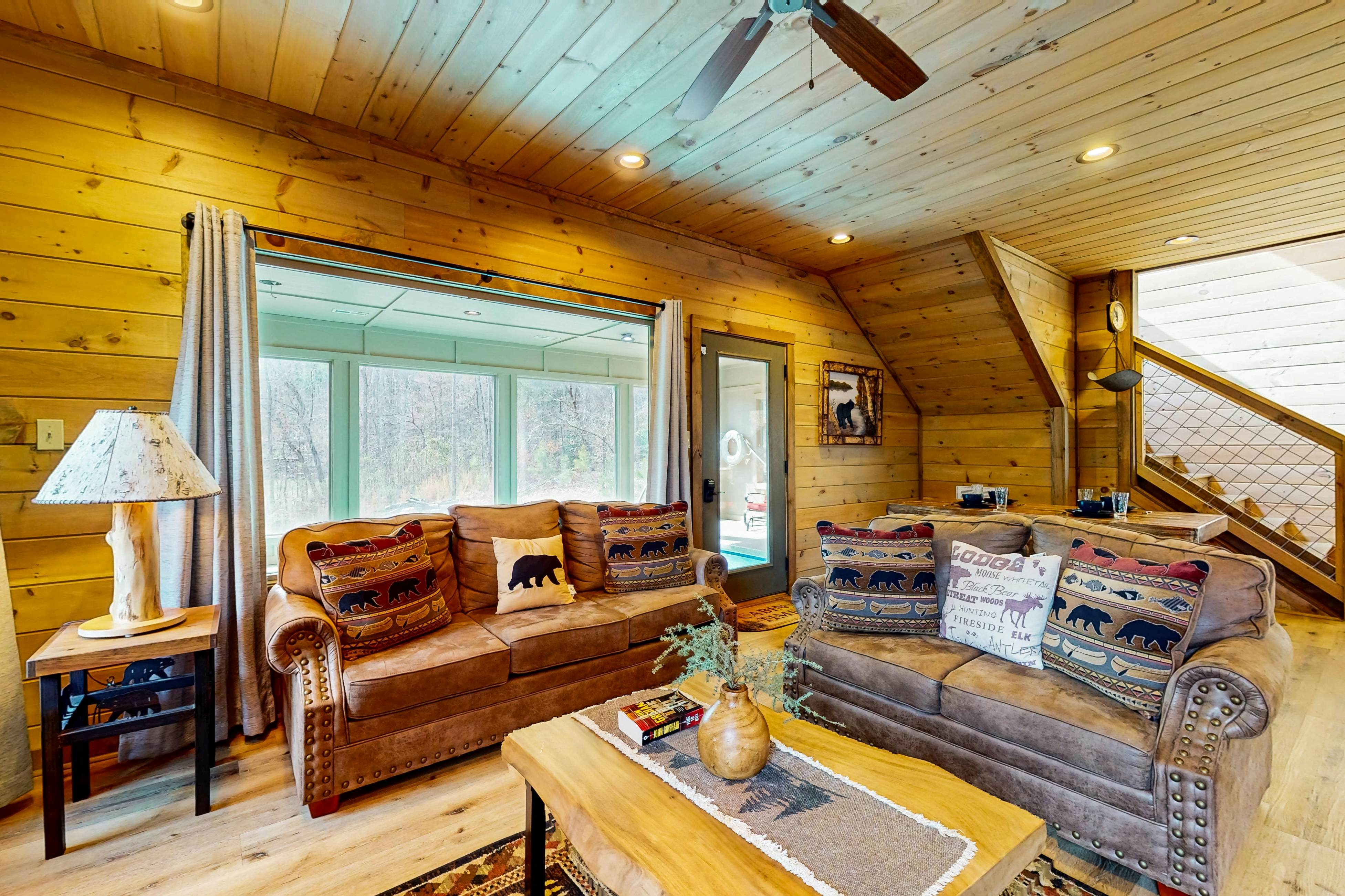 Cozy Cabin, Sleeps 6・Indoor Pool・Hot Tub・Game Room