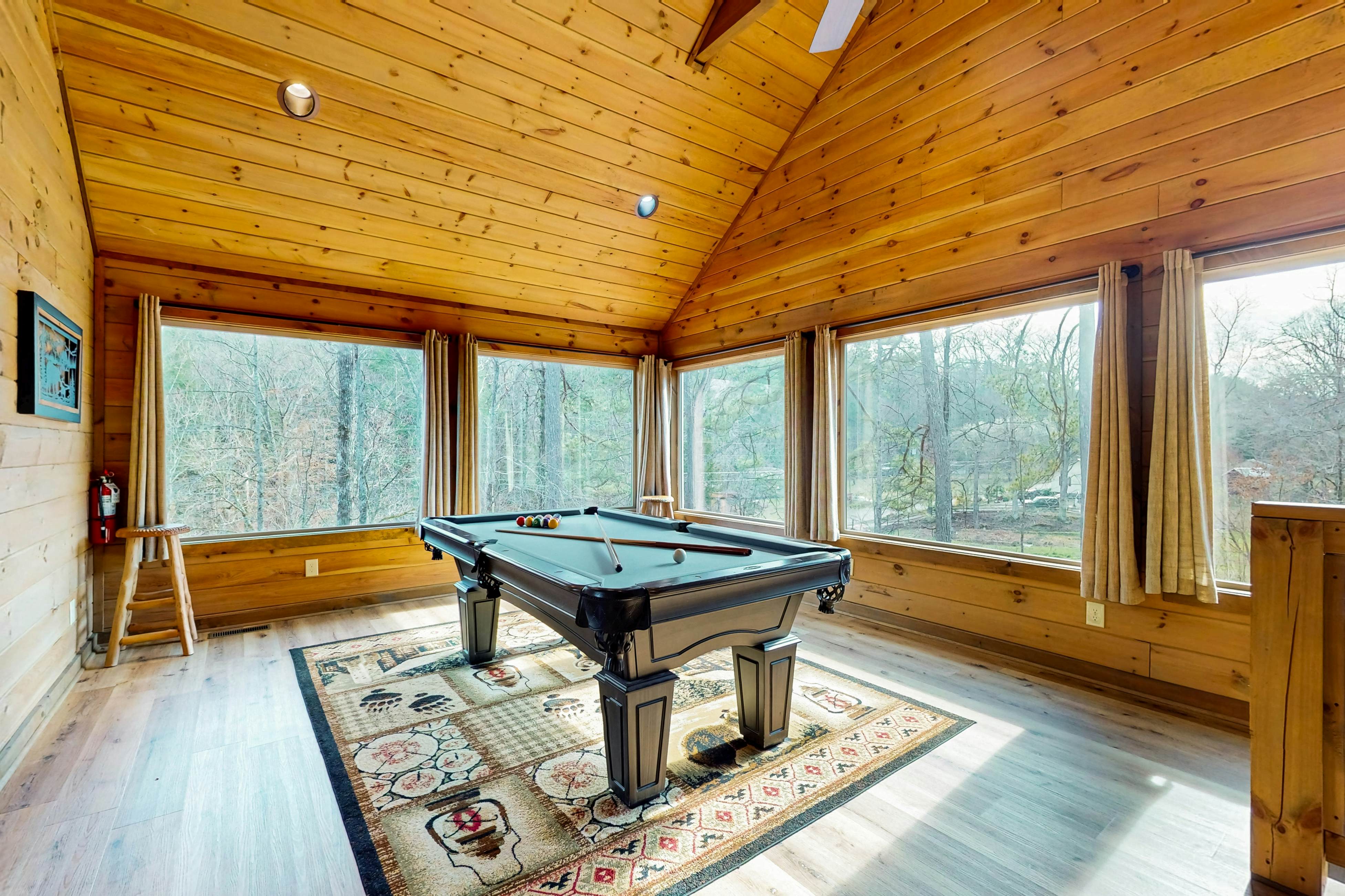 Cozy Cabin, Sleeps 6・Indoor Pool・Hot Tub・Game Room