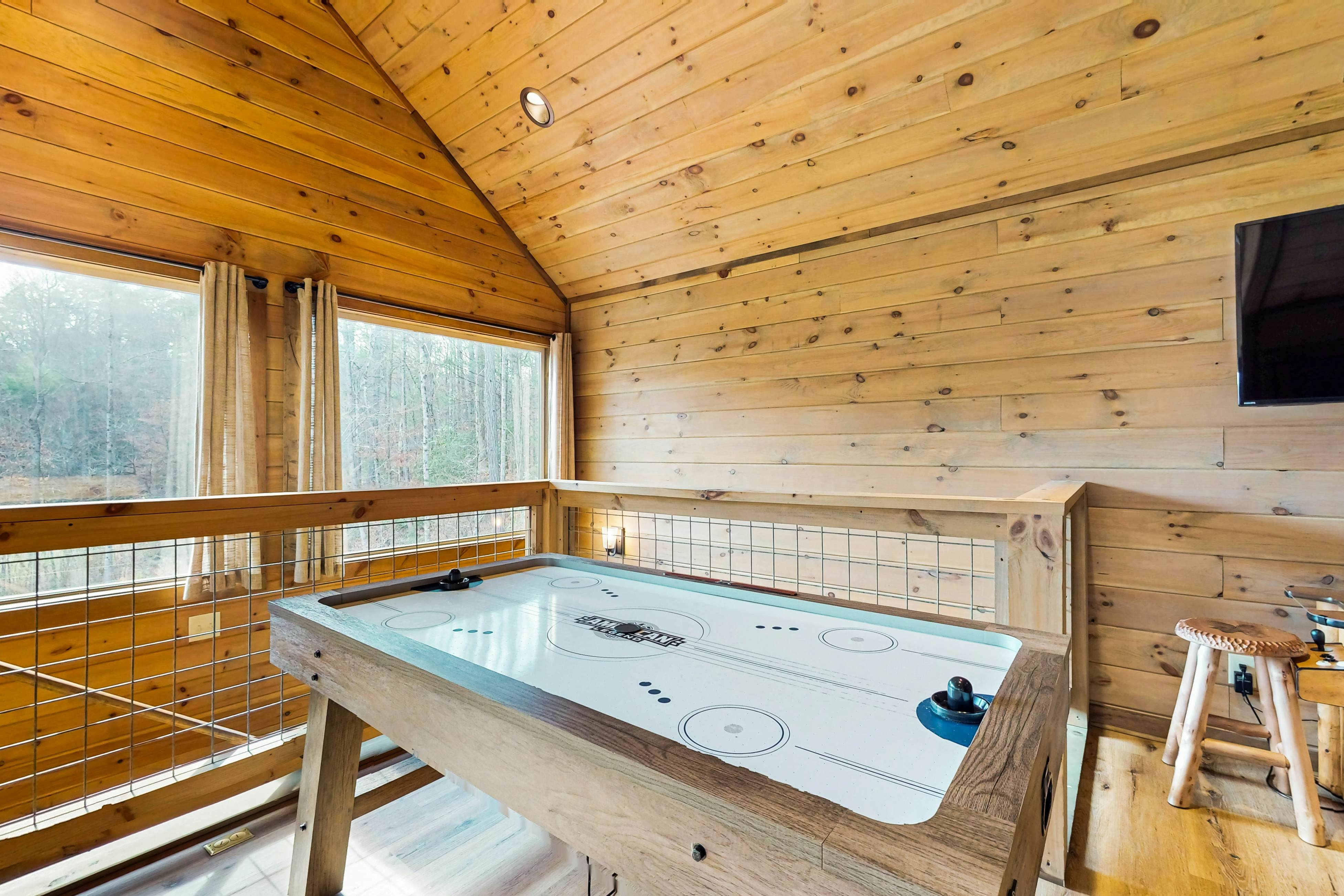 Cozy Cabin, Sleeps 6・Indoor Pool・Hot Tub・Game Room