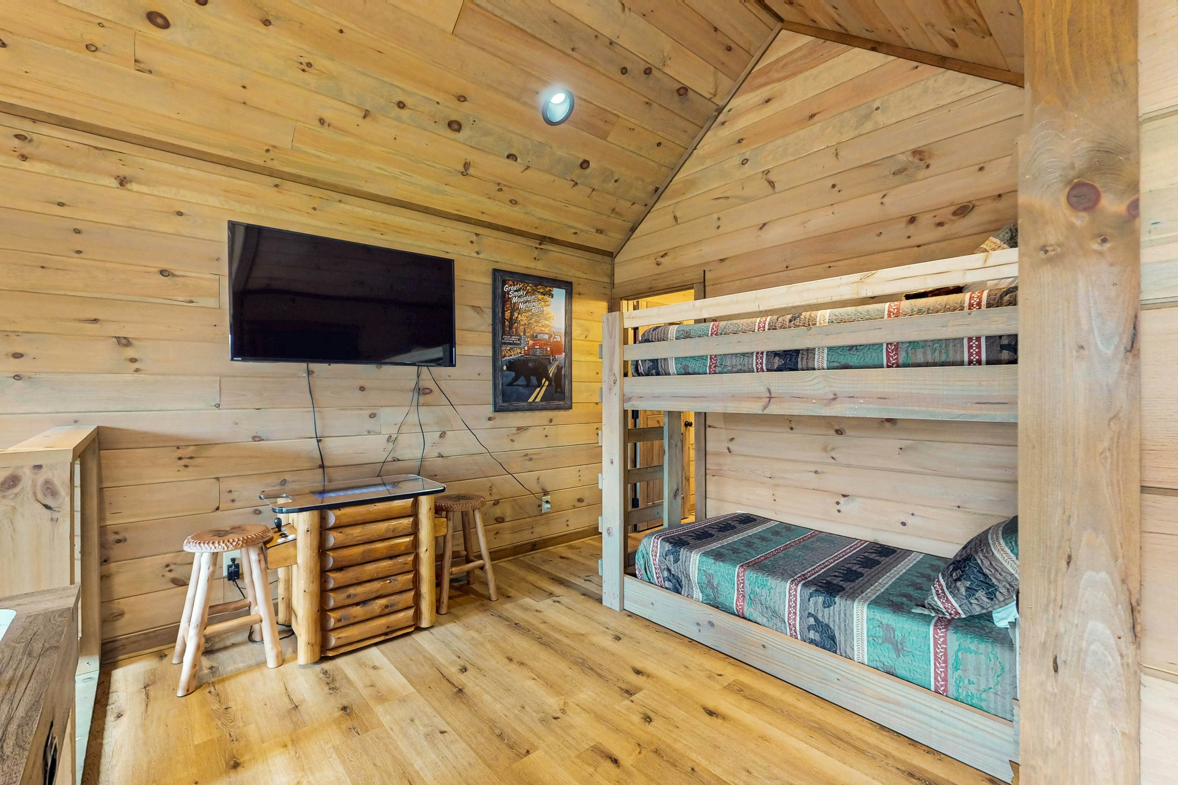 Cozy Cabin, Sleeps 6・Indoor Pool・Hot Tub・Game Room