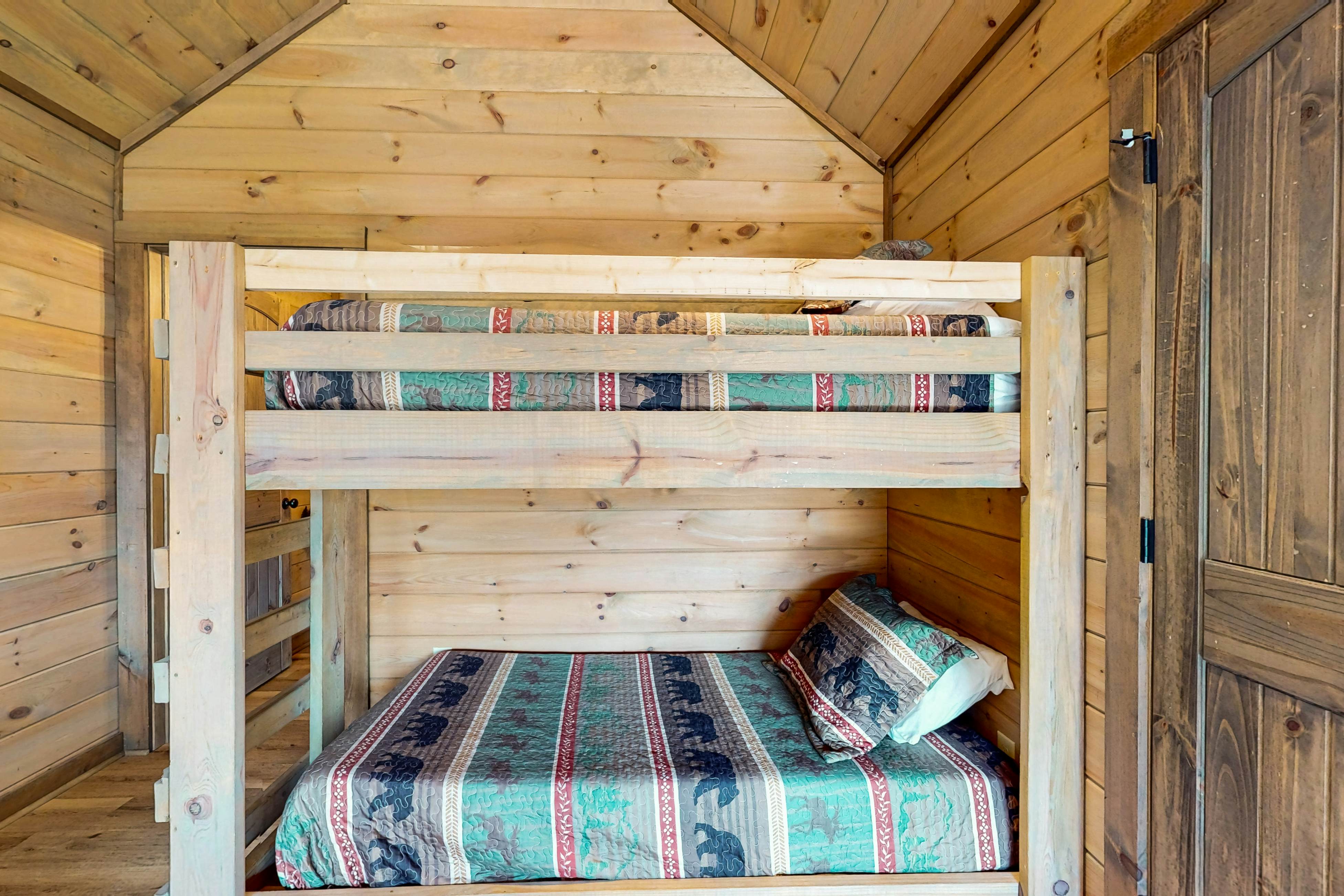 Cozy Cabin, Sleeps 6・Indoor Pool・Hot Tub・Game Room