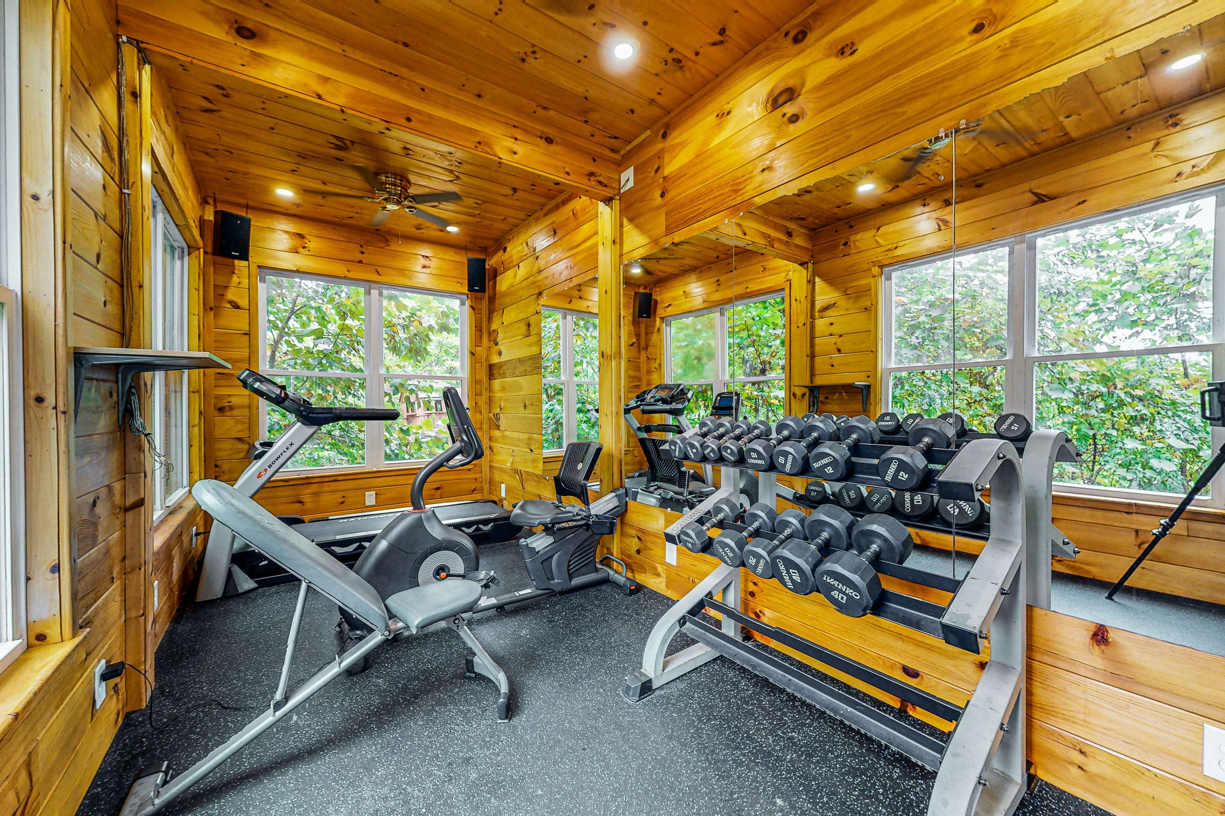 Mtn view home w/ hot tub, playhouse, game room, & gym + free attraction tickets