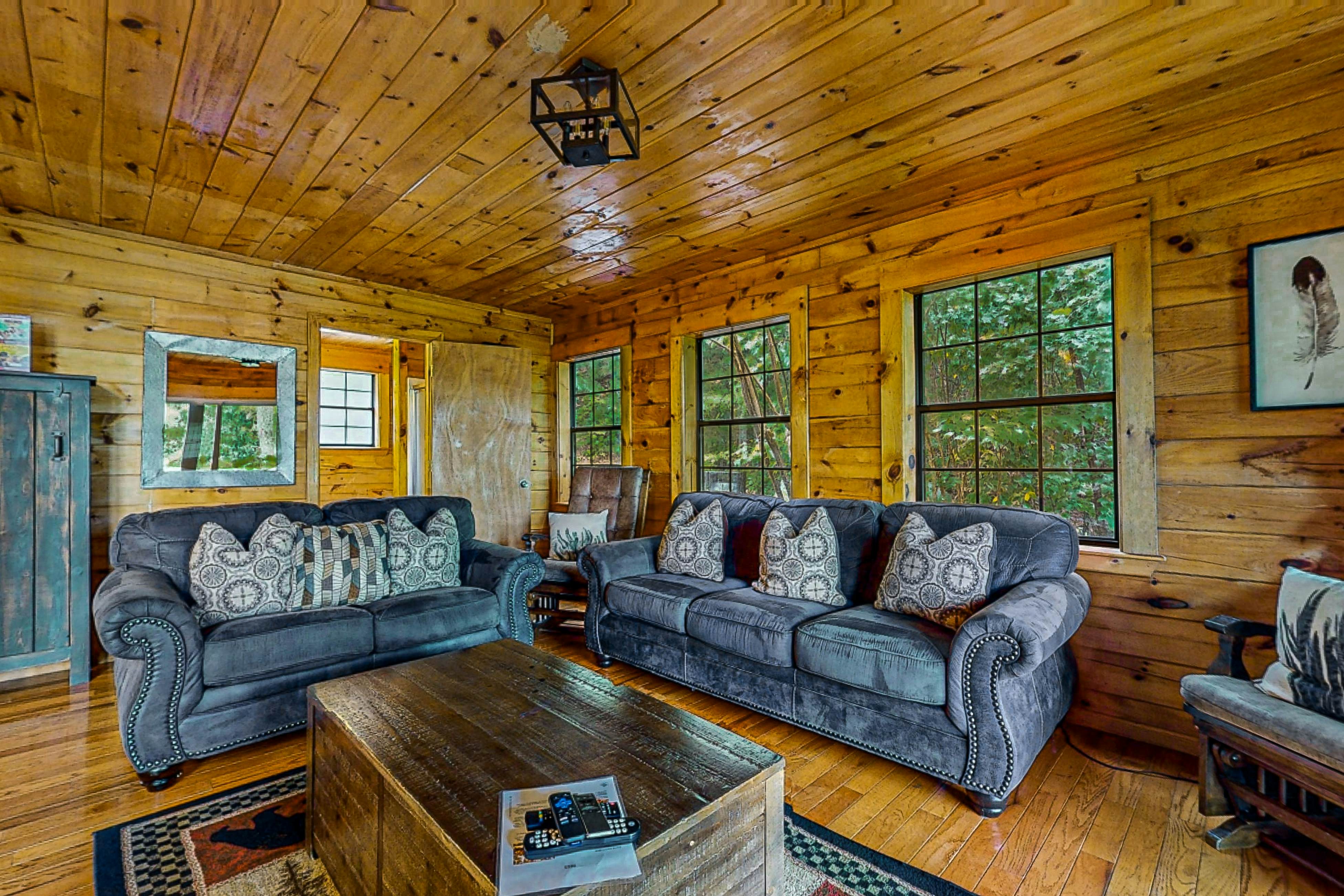 Mtn view home w/ hot tub, playhouse, game room, & gym + free attraction tickets