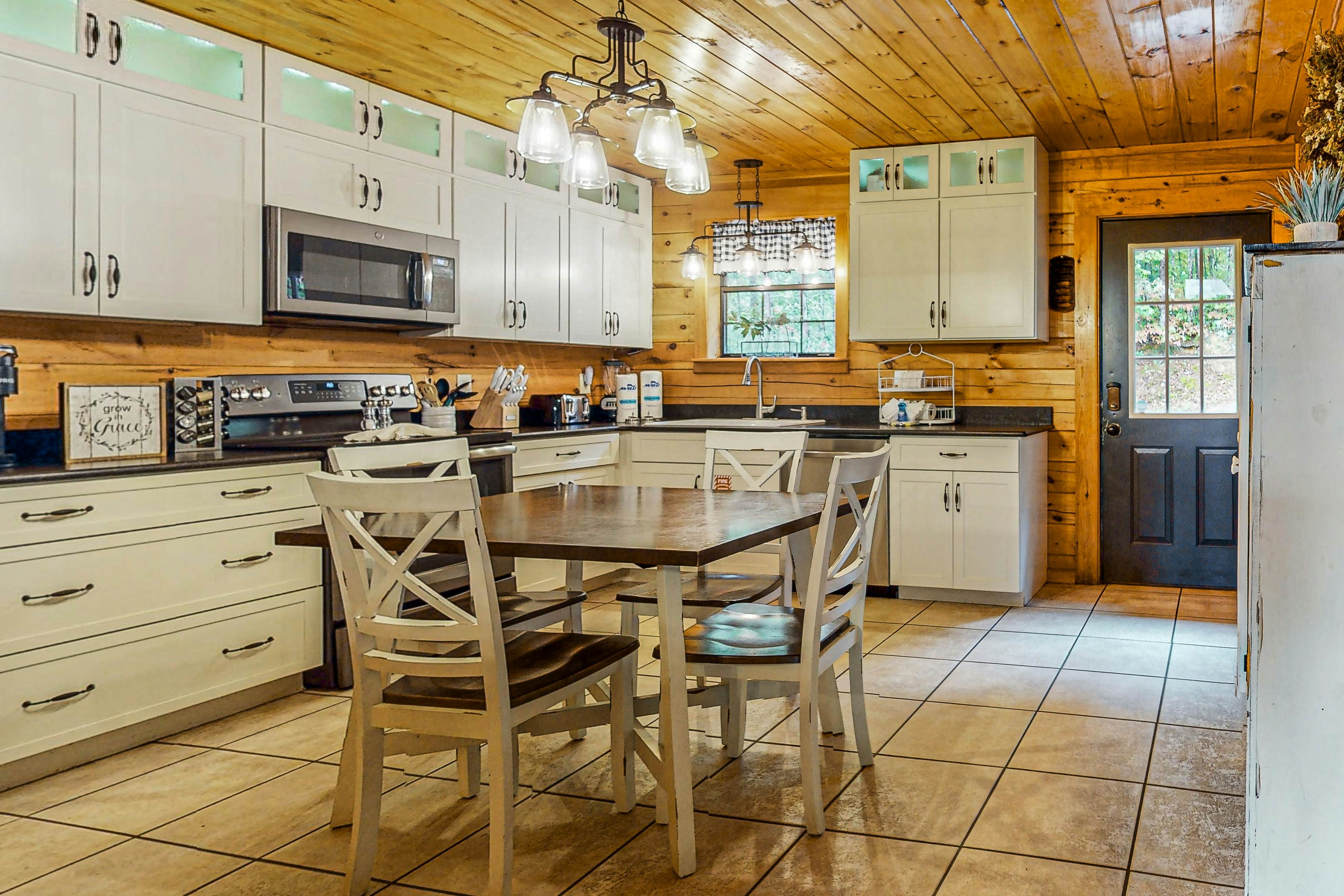 Mtn view home w/ hot tub, playhouse, game room, & gym + free attraction tickets