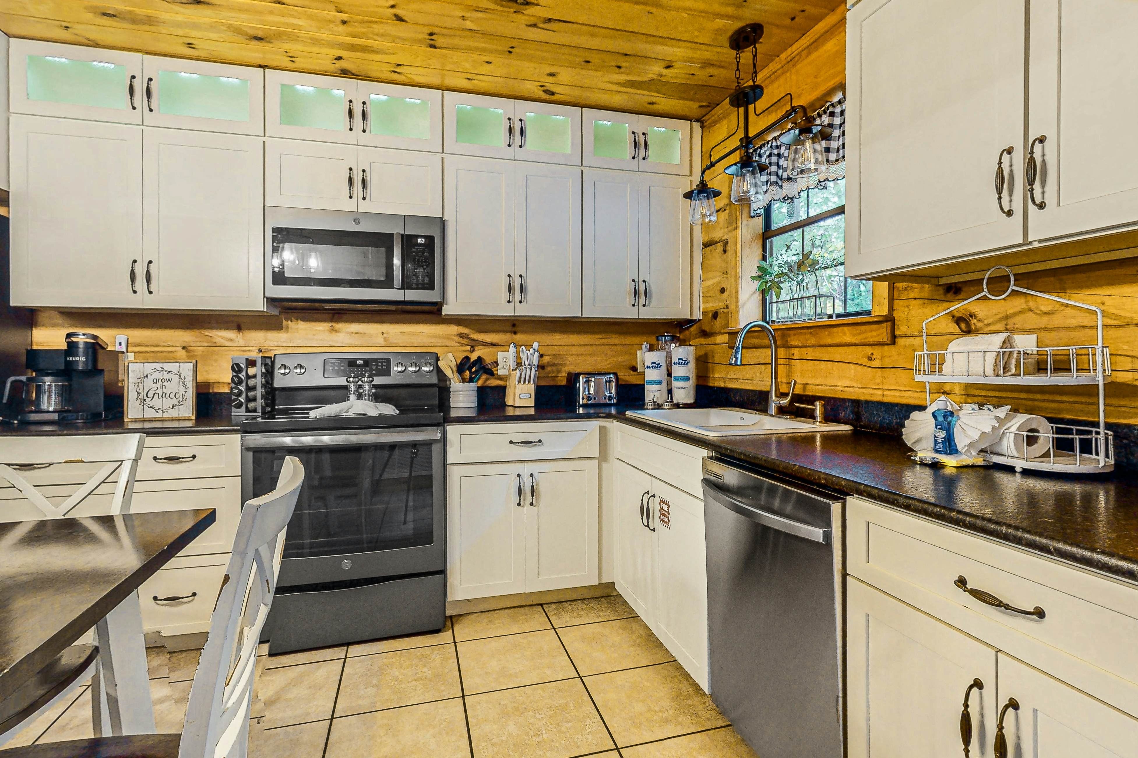 Mtn view home w/ hot tub, playhouse, game room, & gym + free attraction tickets