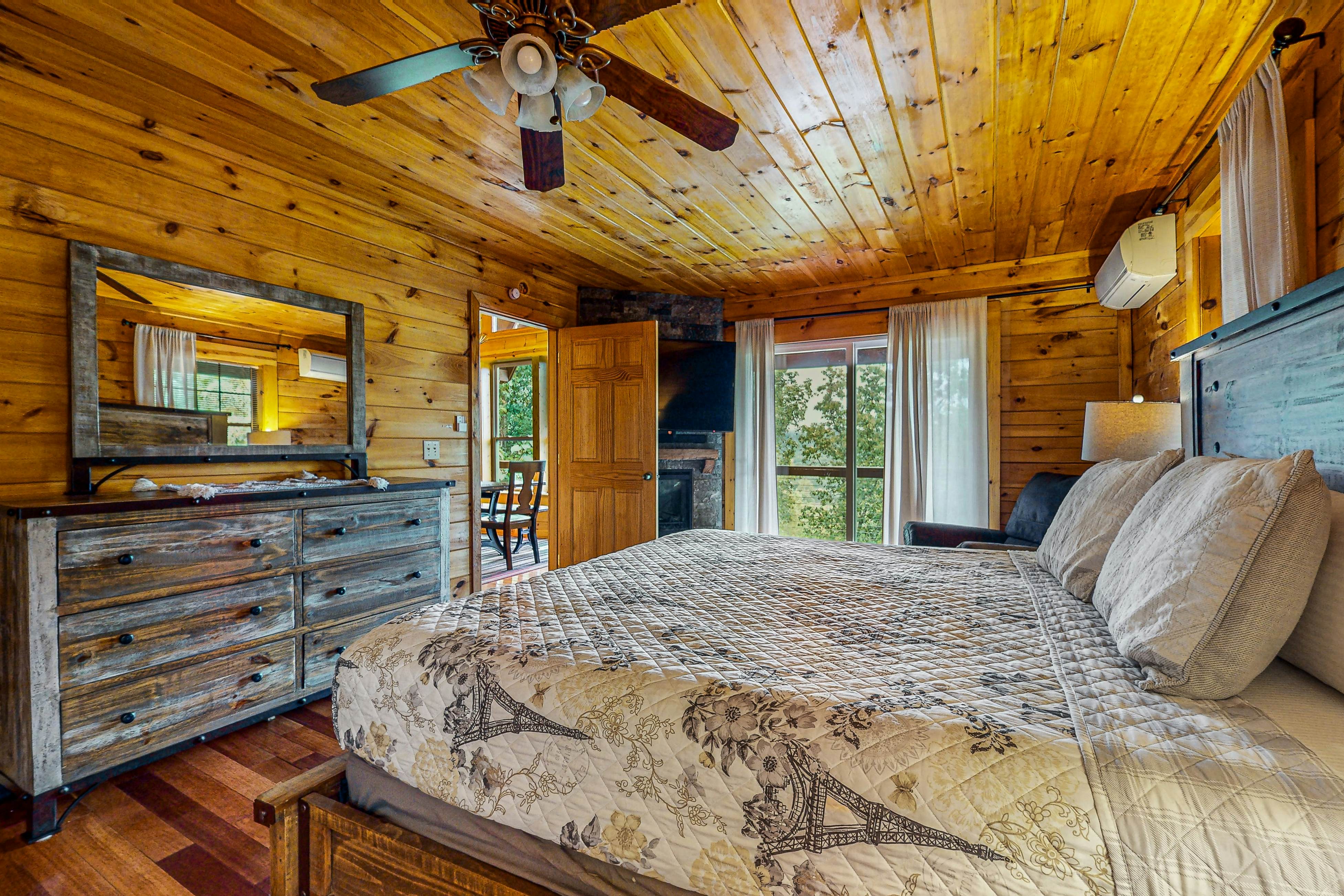 Mtn view home w/ hot tub, playhouse, game room, & gym + free attraction tickets