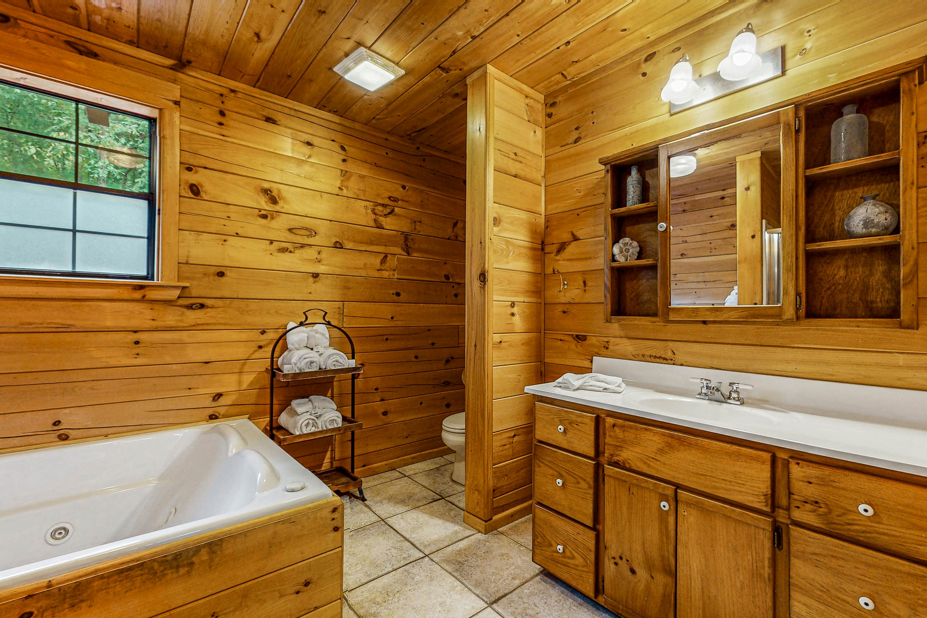 Mtn view home w/ hot tub, playhouse, game room, & gym + free attraction tickets