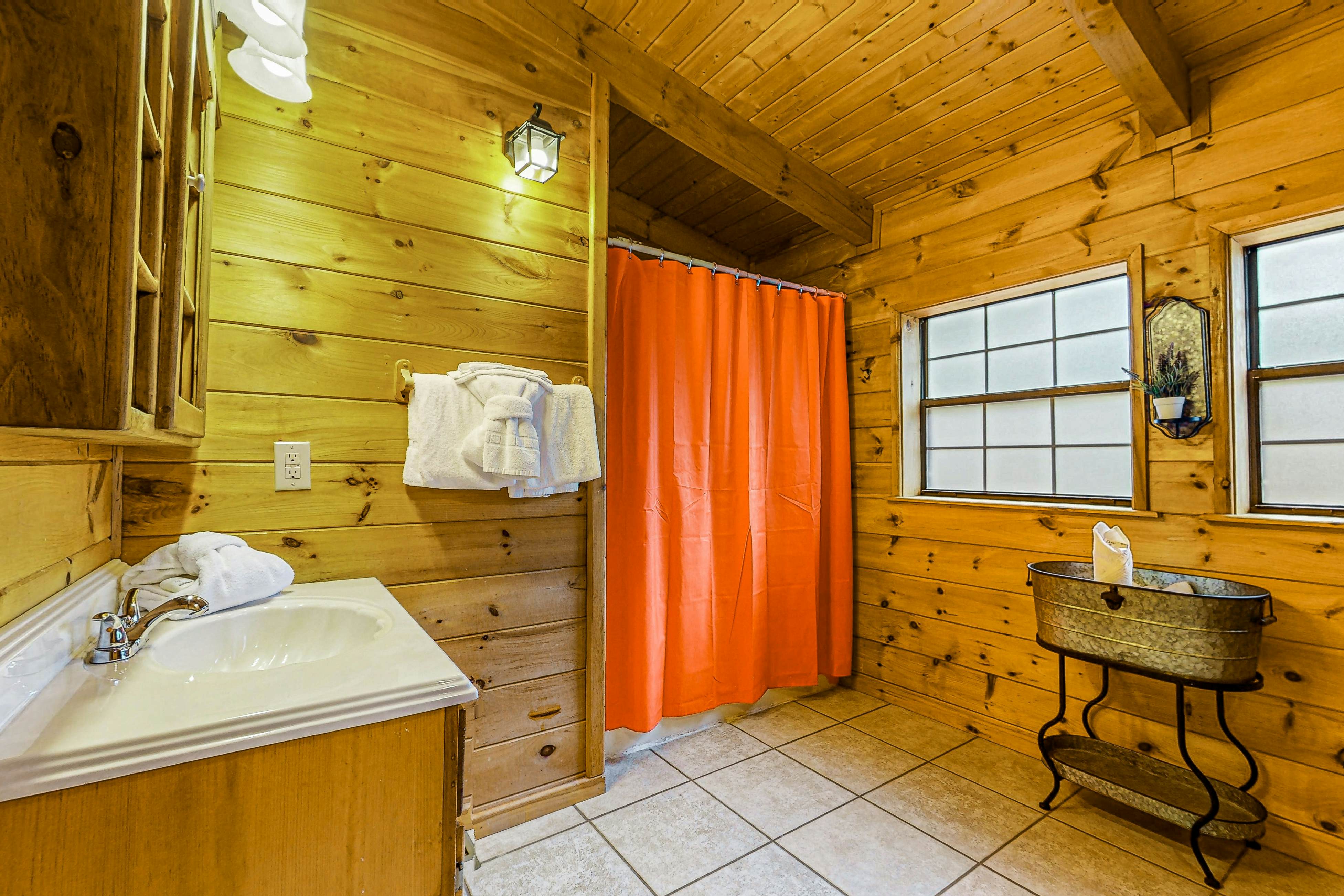 Mtn view home w/ hot tub, playhouse, game room, & gym + free attraction tickets