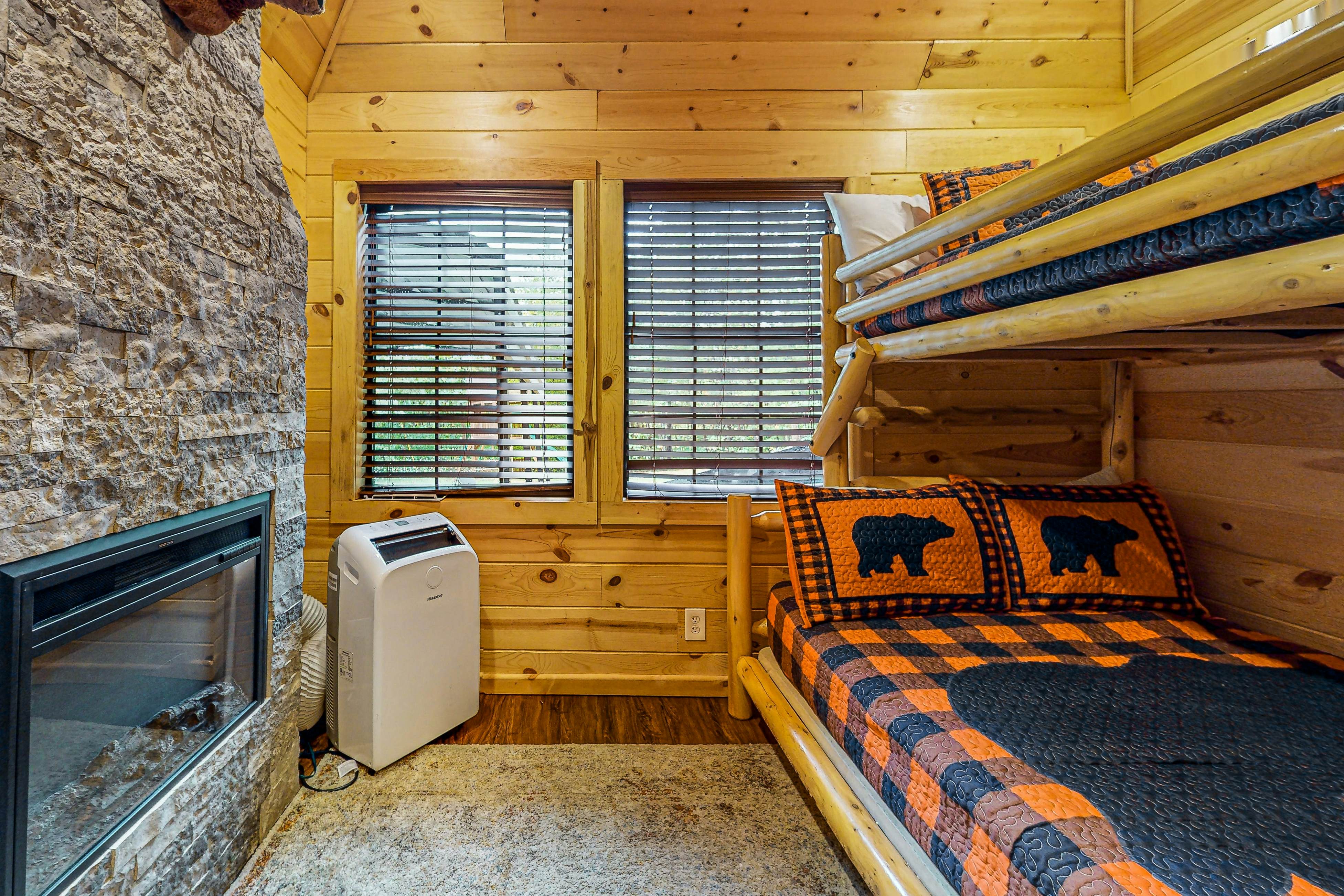 Mtn view home w/ hot tub, playhouse, game room, & gym + free attraction tickets