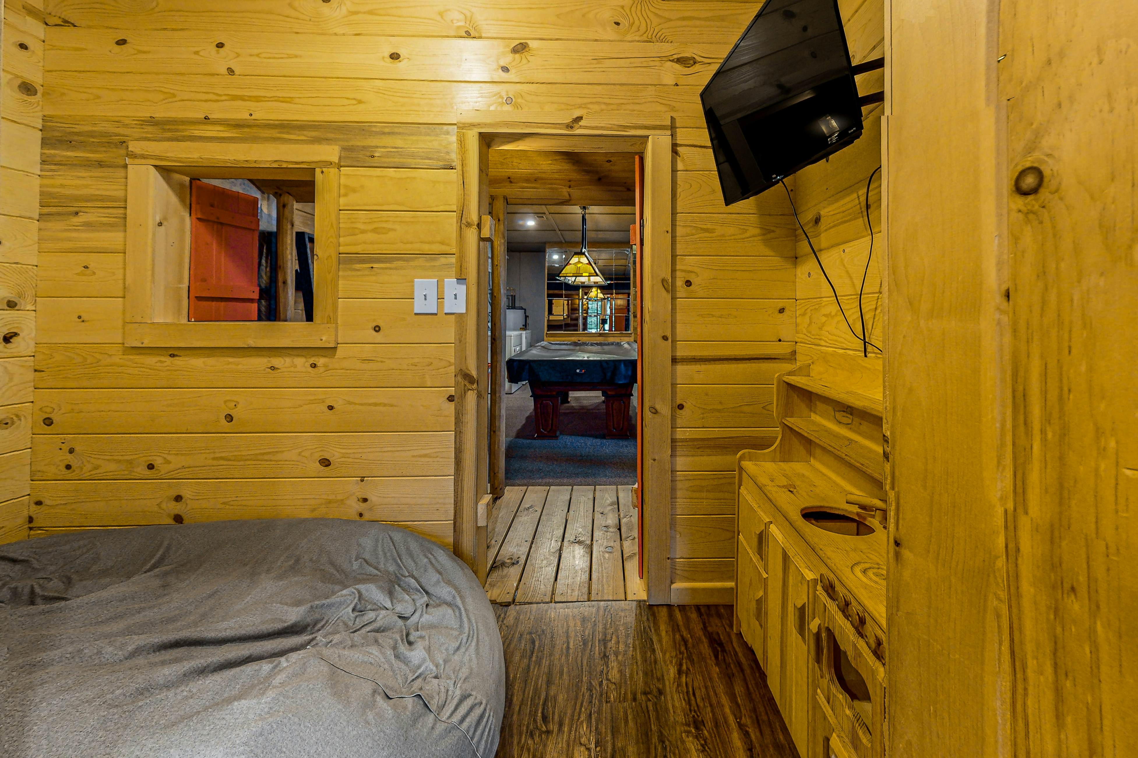 Mtn view home w/ hot tub, playhouse, game room, & gym + free attraction tickets