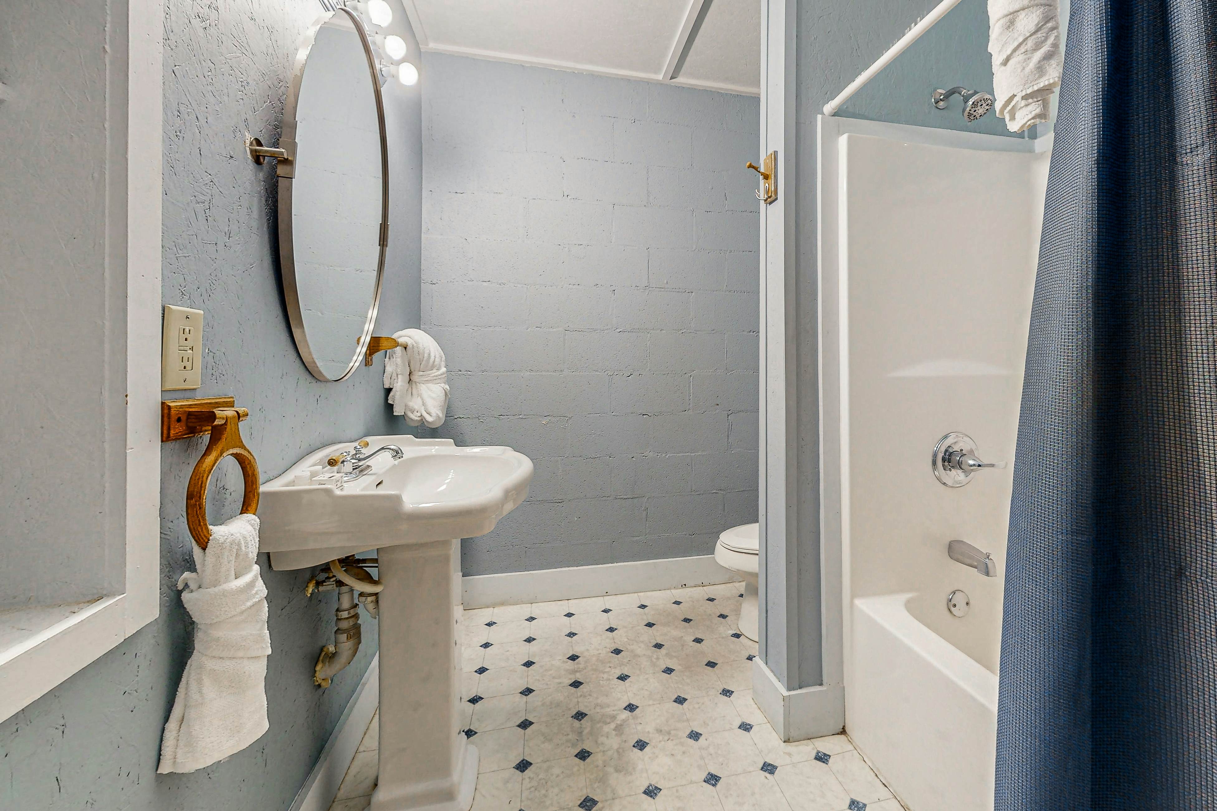 Mtn view home w/ hot tub, playhouse, game room, & gym + free attraction tickets