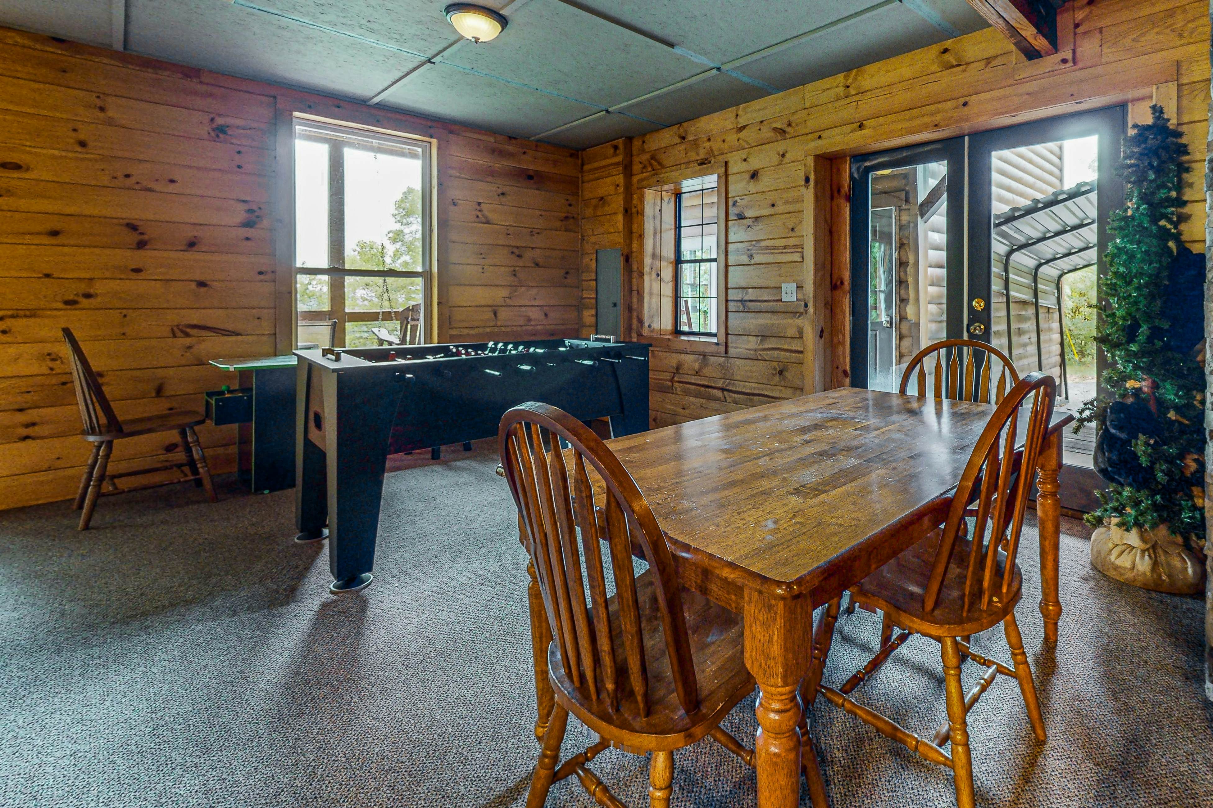 Mtn view home w/ hot tub, playhouse, game room, & gym + free attraction tickets