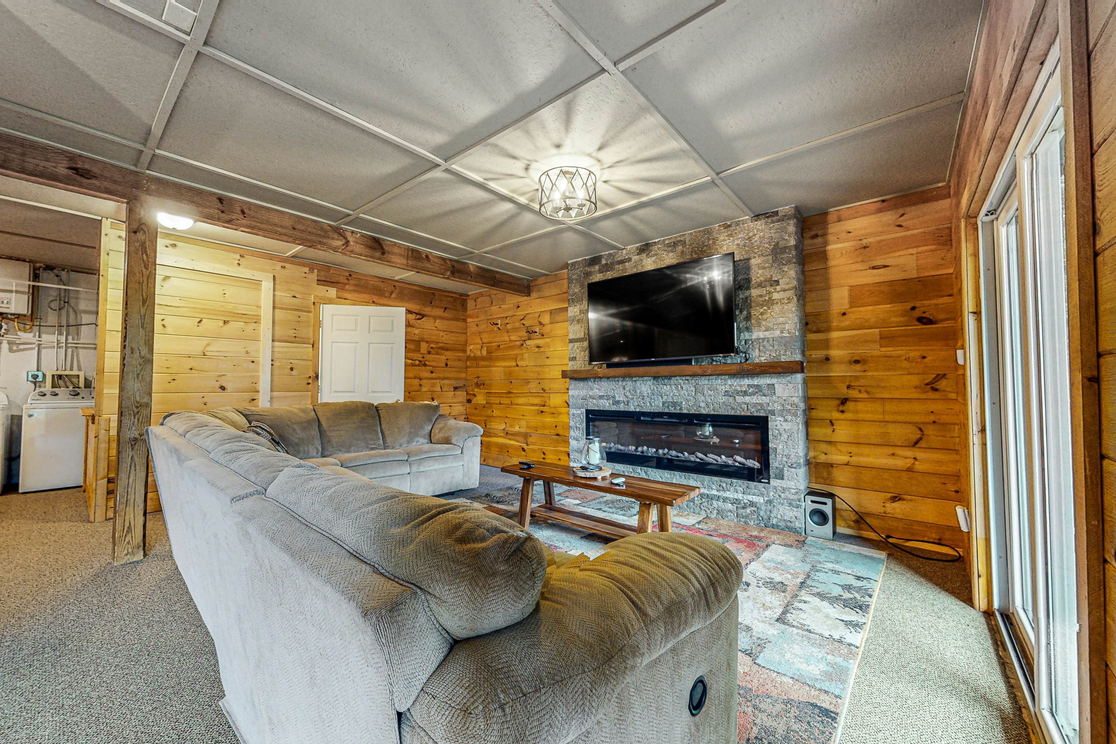 Mtn view home w/ hot tub, playhouse, game room, & gym + free attraction tickets