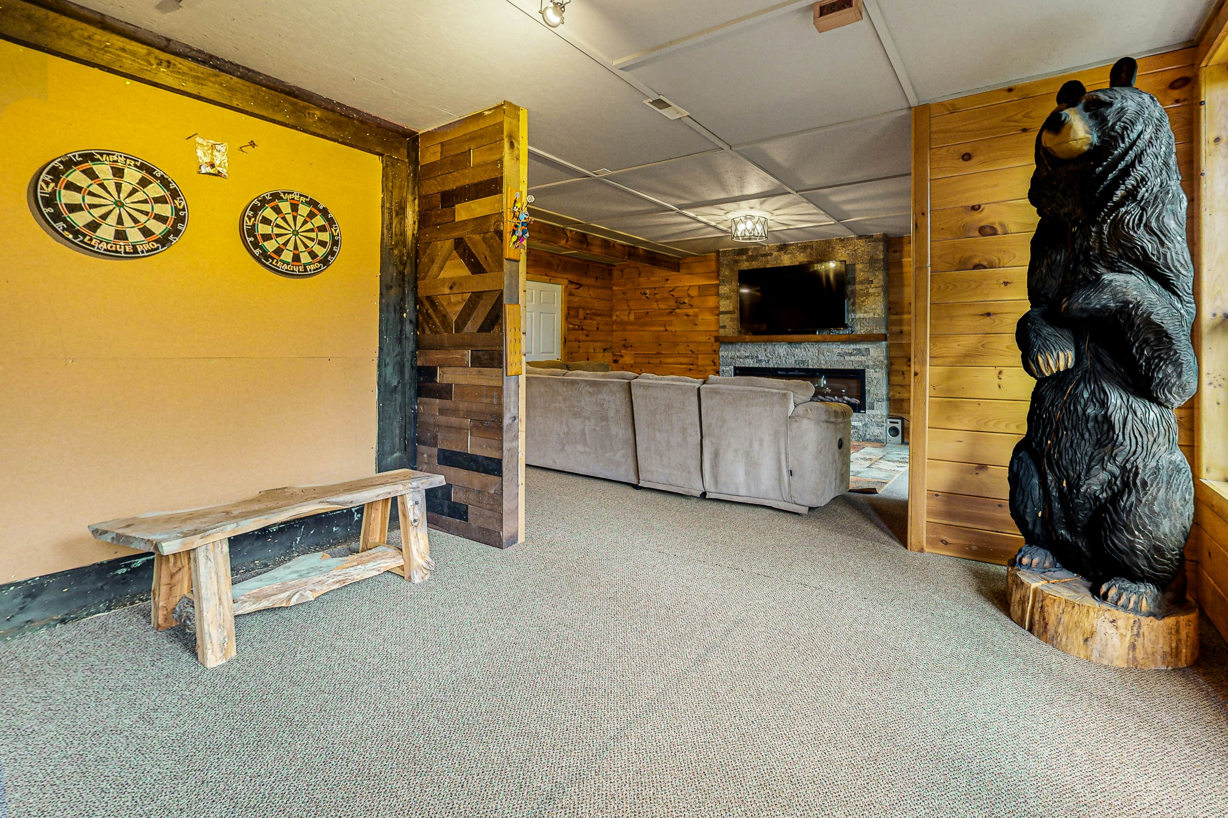 Mtn view home w/ hot tub, playhouse, game room, & gym + free attraction tickets