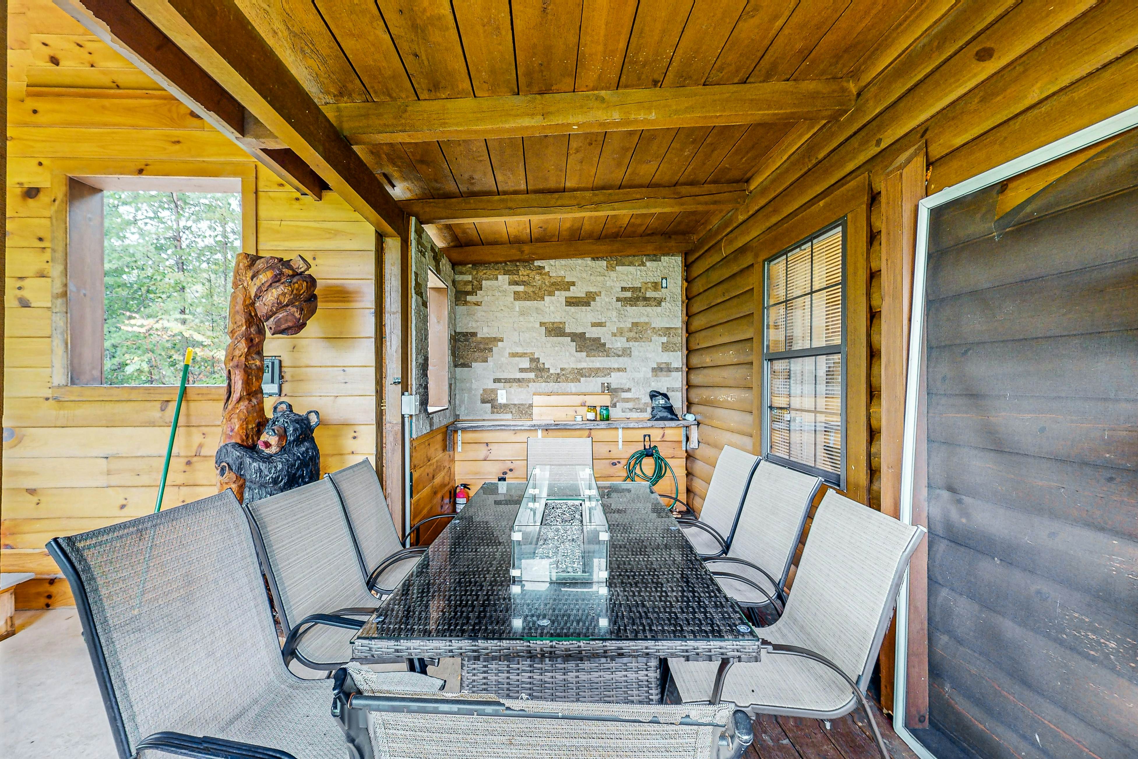 Mtn view home w/ hot tub, playhouse, game room, & gym + free attraction tickets