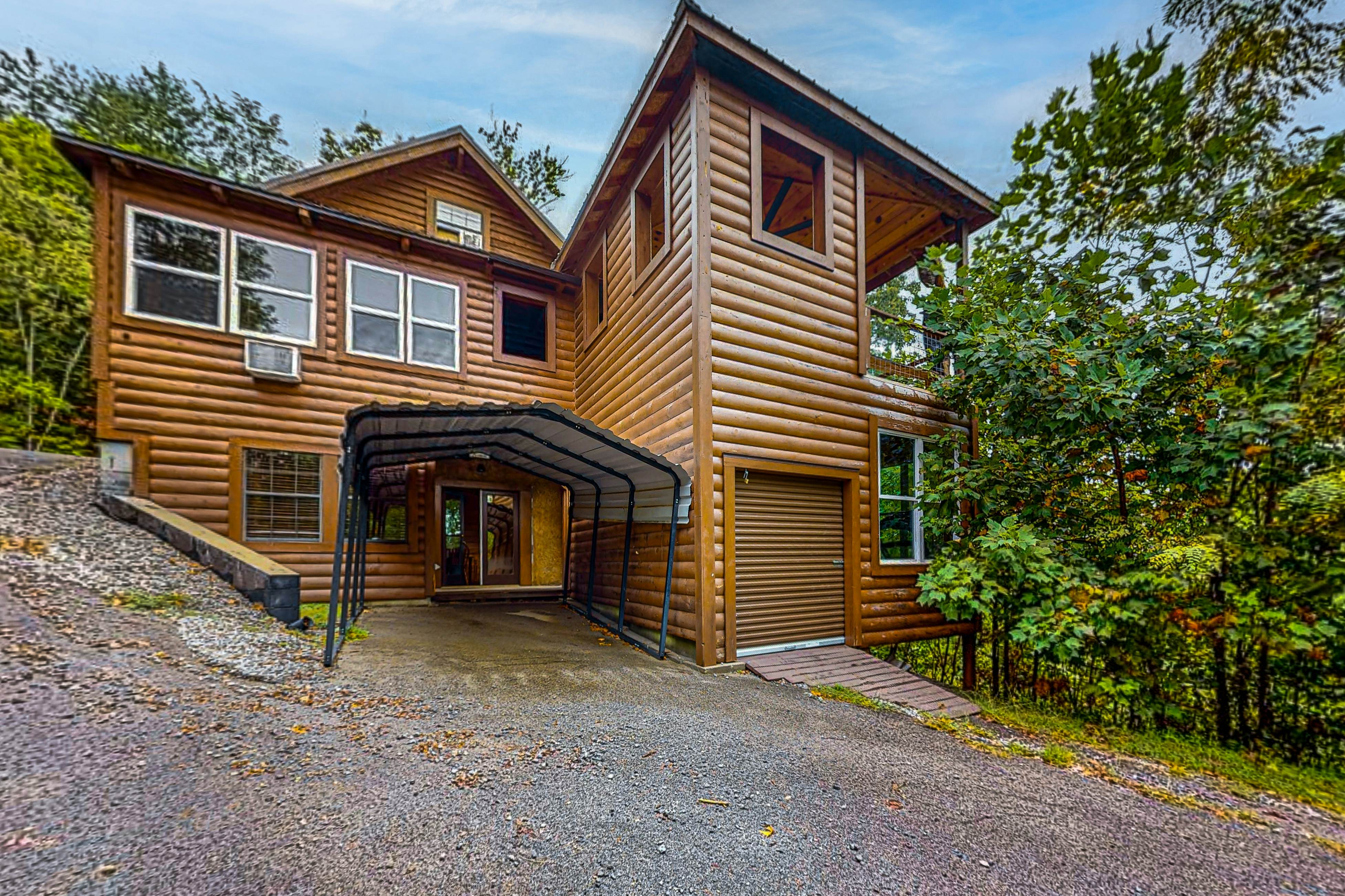 Mtn view home w/ hot tub, playhouse, game room, & gym + free attraction tickets