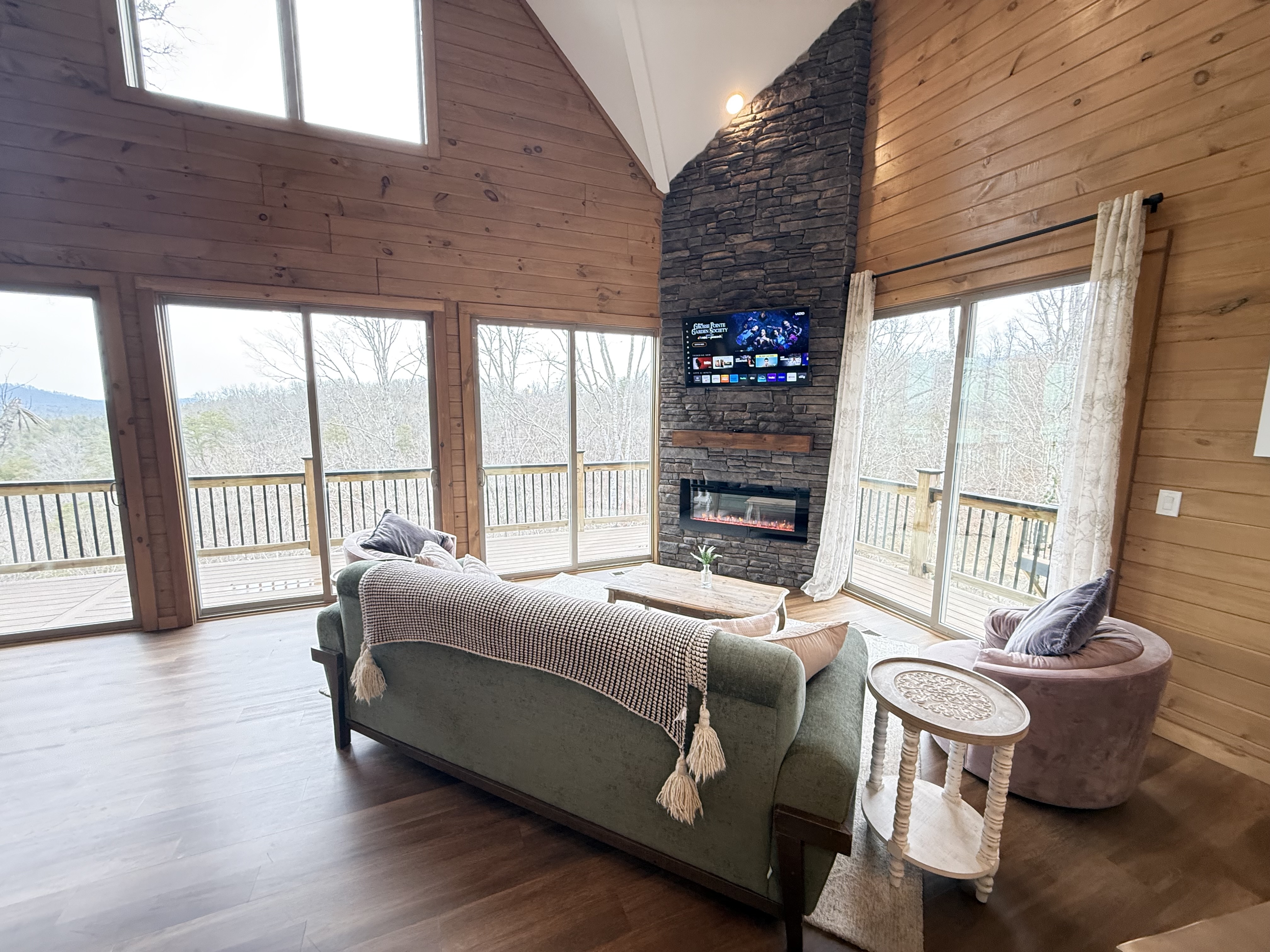 Scenic Lake View Cabin, Sleep 15・Game room・Hot Tub