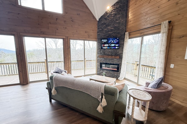 Scenic Lake View Cabin, Sleep 15・Game room・Hot Tub