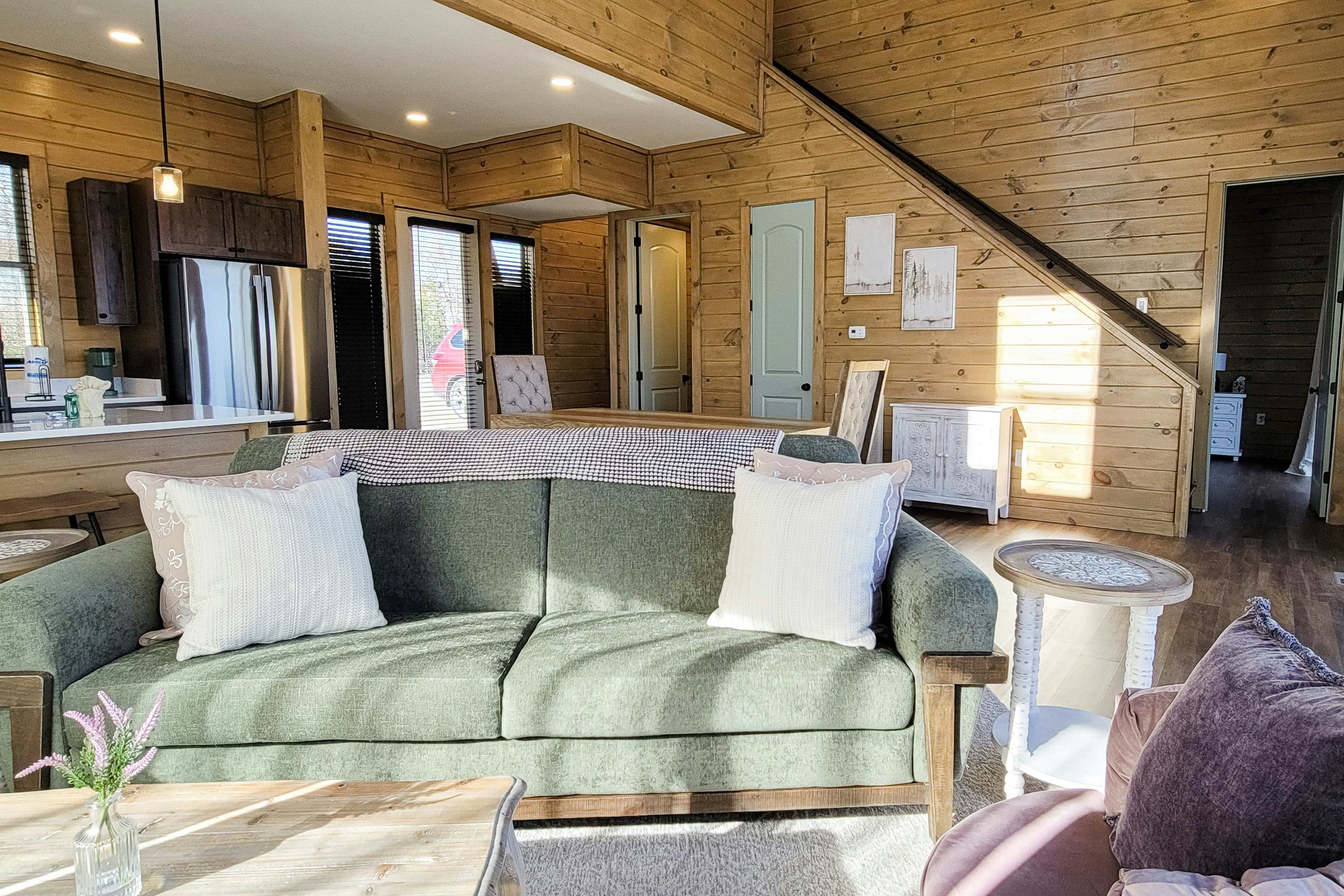 Scenic Lake View Cabin, Sleep 15・Game room・Hot Tub