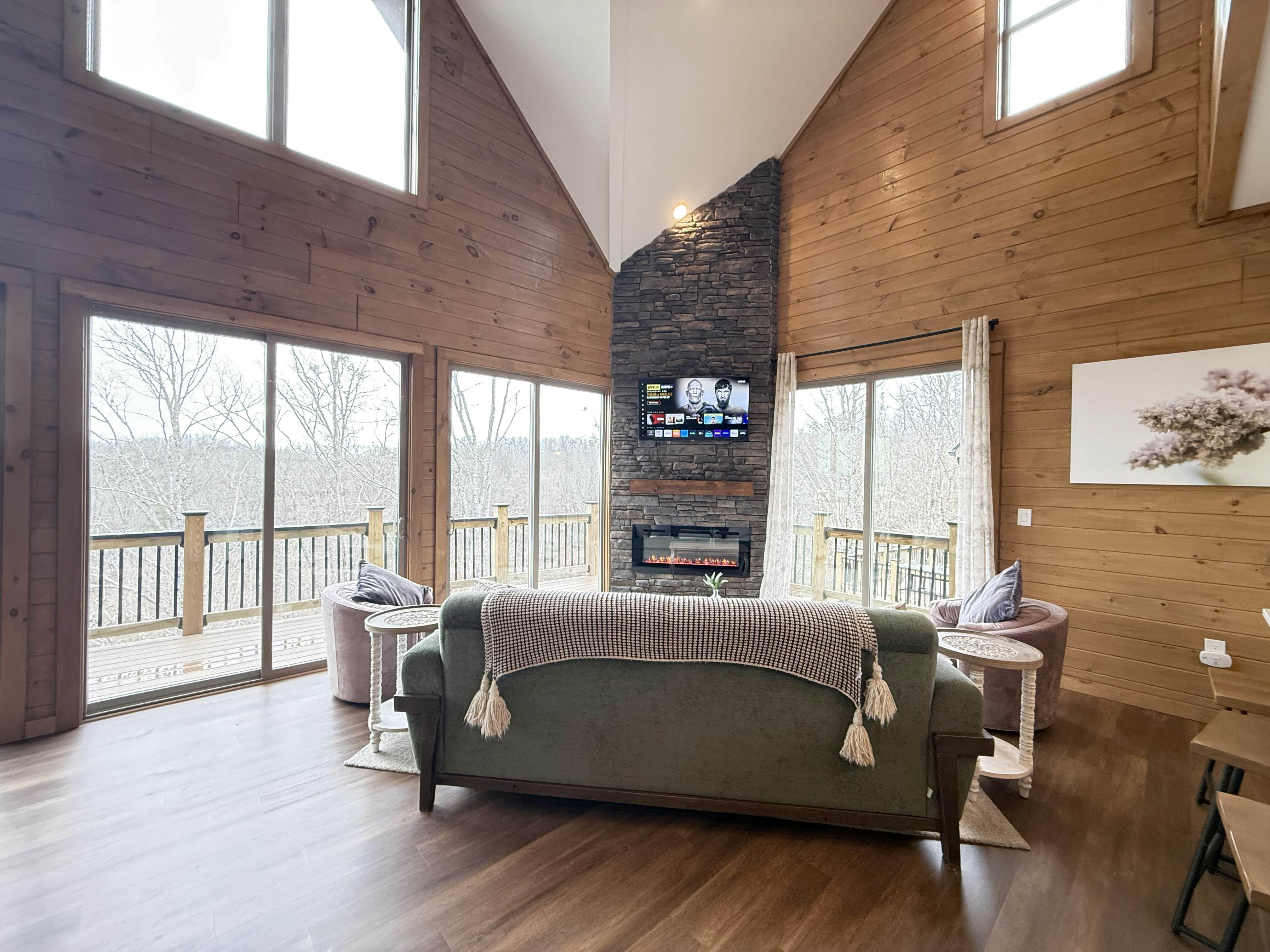Scenic Lake View Cabin, Sleep 15・Game room・Hot Tub