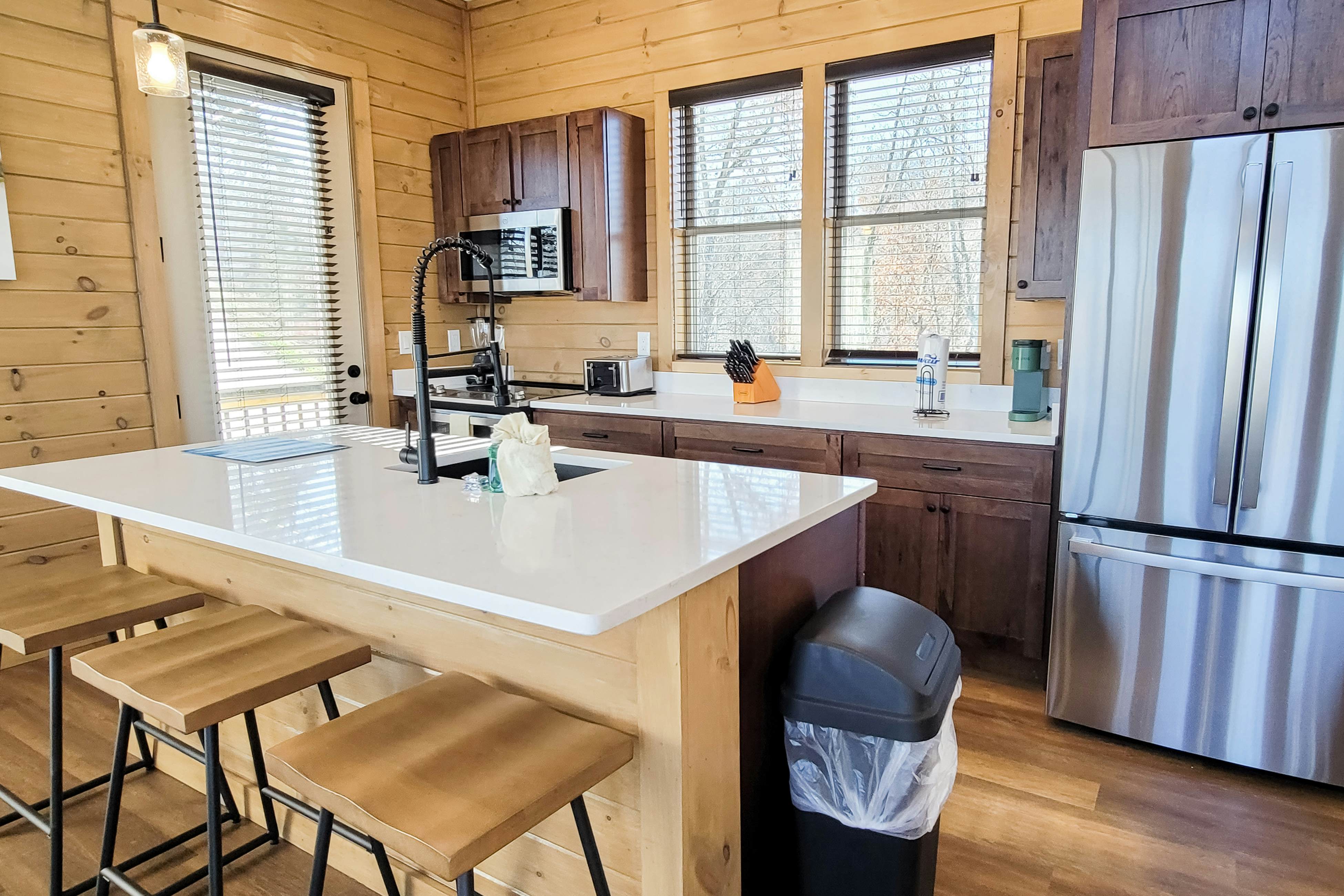 Scenic Lake View Cabin, Sleep 15・Game room・Hot Tub