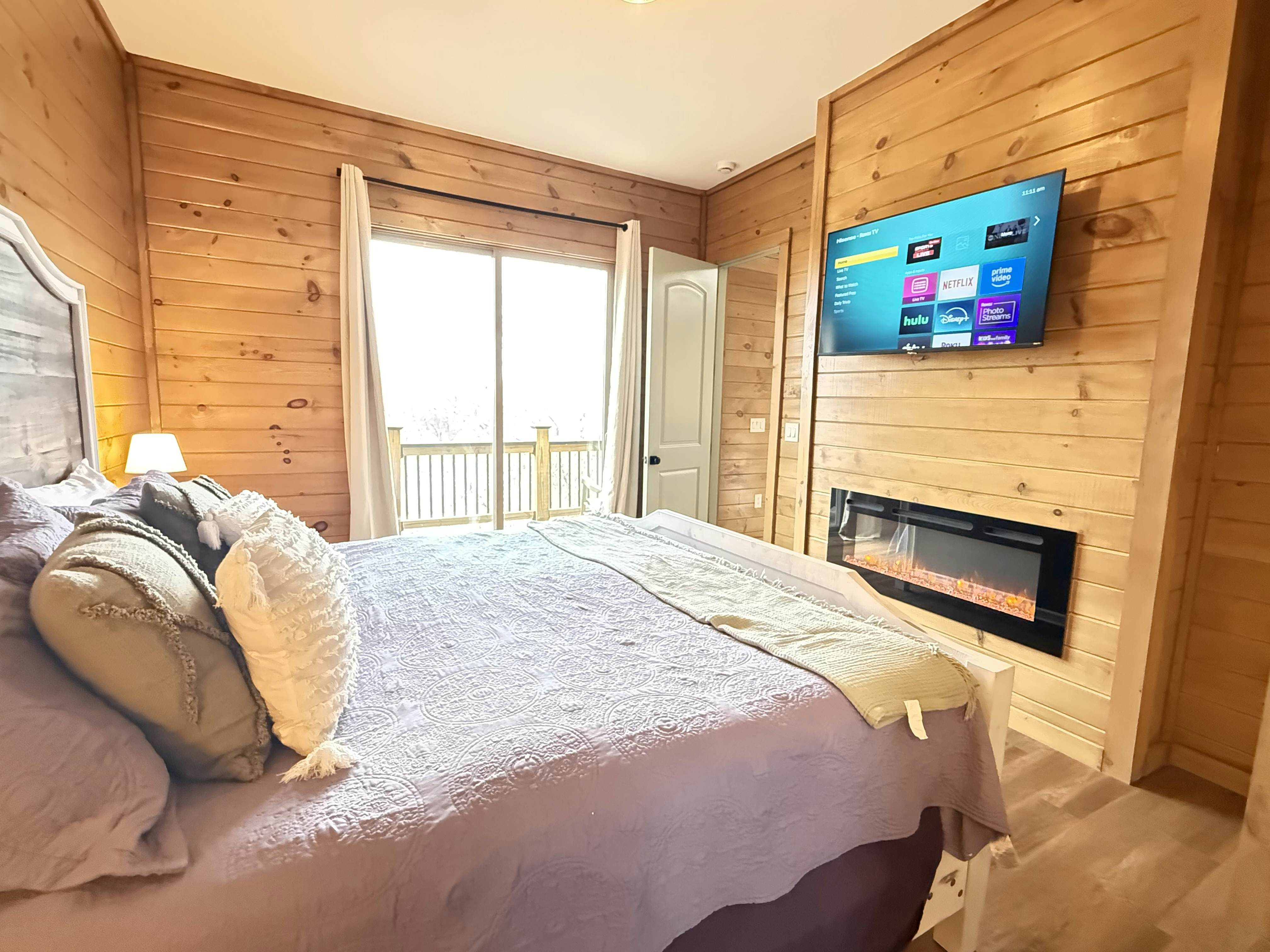 Scenic Lake View Cabin, Sleep 15・Game room・Hot Tub